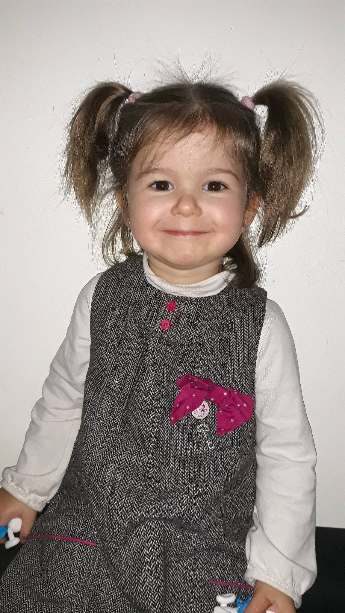 Ambre a rejoint le concours — aidez-le/la à gagner de superbes lots ! brown_hair, child, child_model, eye, fun, girl, hair, hairstyle, head, infant, joy, organ, outerwear, pattern, person, pink, product, skin, smile, standing