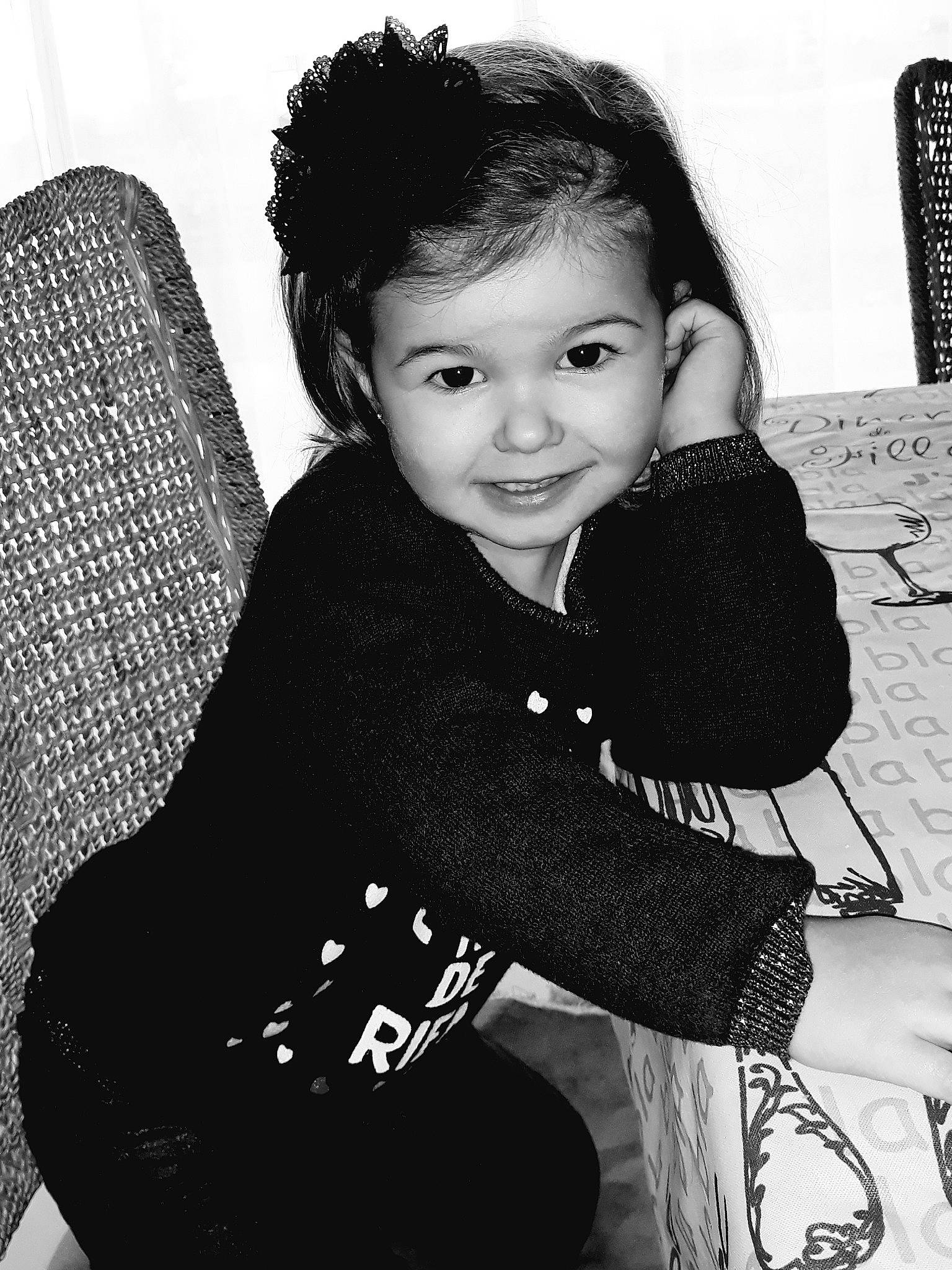 Ambre participe au concours pour gagner de l'argent avec cette photo : beauty, black, black_and_white, black_hair, child, emotion, facial_expression, girl, joy, monochrome, monochrome_photography, outerwear, pattern, person, photo_shoot, photograph, photography, portrait, product, retro_style