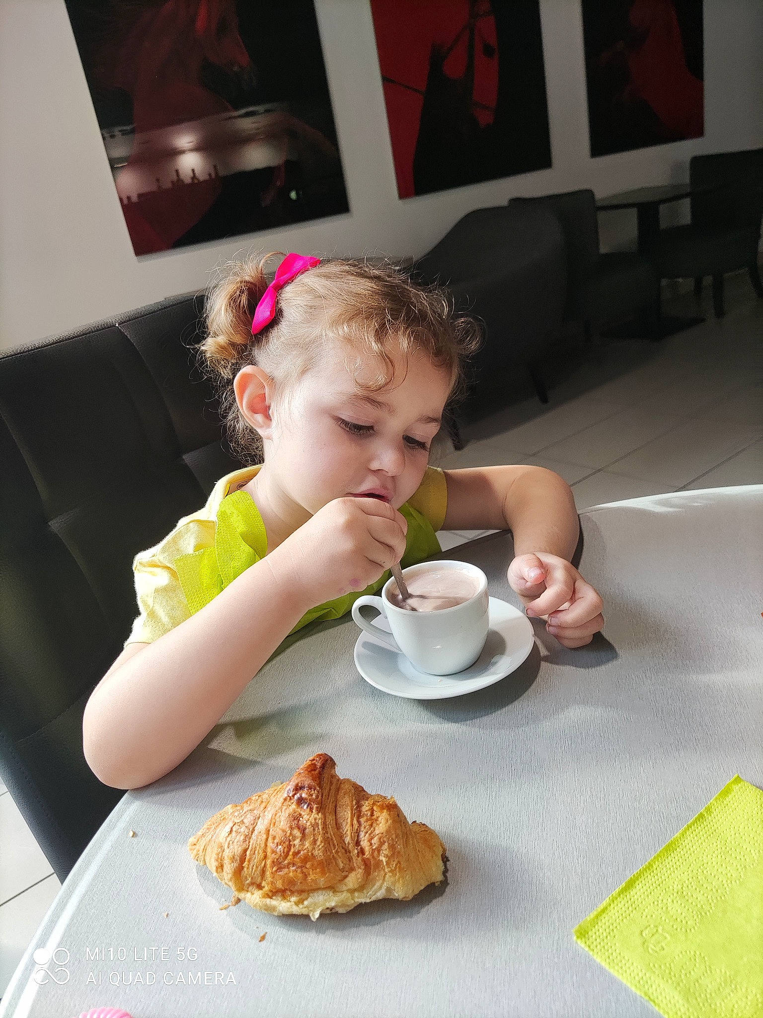 Anna participe au concours pour gagner de l'argent avec cette photo : bread, chair, coffee_cup, cuisine, cup, dish, dishware, drinkware, food, ingredient, person, picture_frame, plate, saucer, serveware, spoon, sweetness, table, tableware, tea