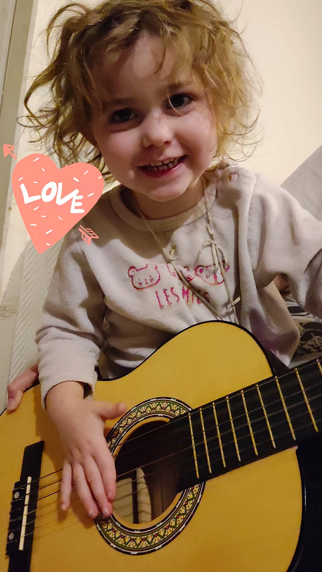 Anna participe au concours pour gagner de l'argent avec cette photo : arm, clothing, guitar, guitar_accessory, guitarist, hairstyle, hand, head, joy, music, musical_instrument, musical_instrument_accessory, musician, organ, person, plucked_string_instruments, skin, smile, string_instrument, string_instrument_accessory