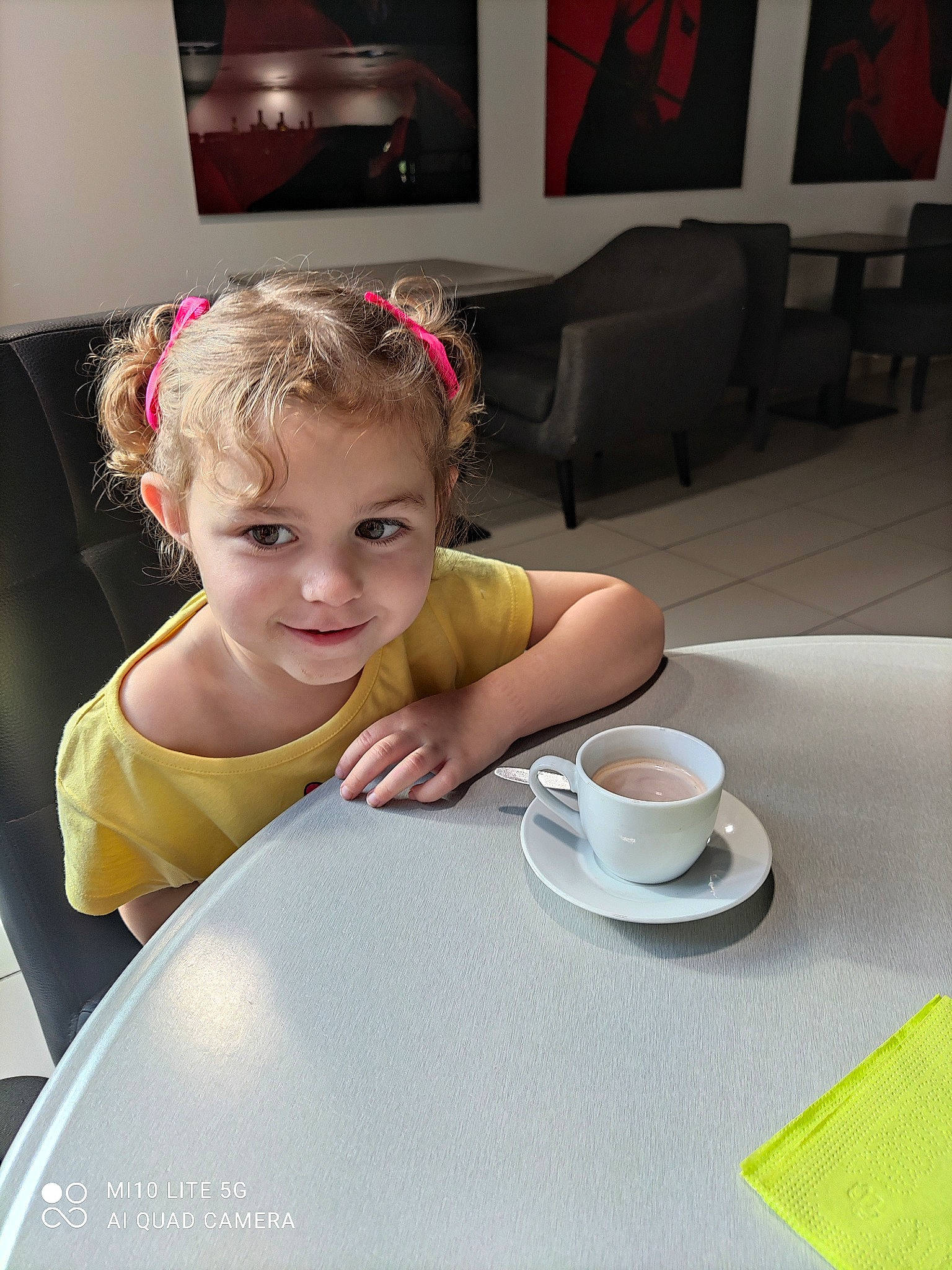 Anna participe au concours pour gagner de l'argent avec cette photo : baby, baby_toddler_clothing, chair, child, cup, dishware, drinkware, flooring, joy, person, picture_frame, plate, porcelain, room, saucer, serveware, smile, table, tableware, teacup