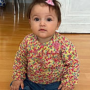 Vanessa a rejoint le concours — aidez-le/la à gagner de superbes lots ! baby, casual, child, clothing, cute, expression, feet, floor, floral_shirt, hands, indoor, jeans, looking_at_camera, person, pink_bow, portrait, sitting, toddler, wooden_floor, young_child