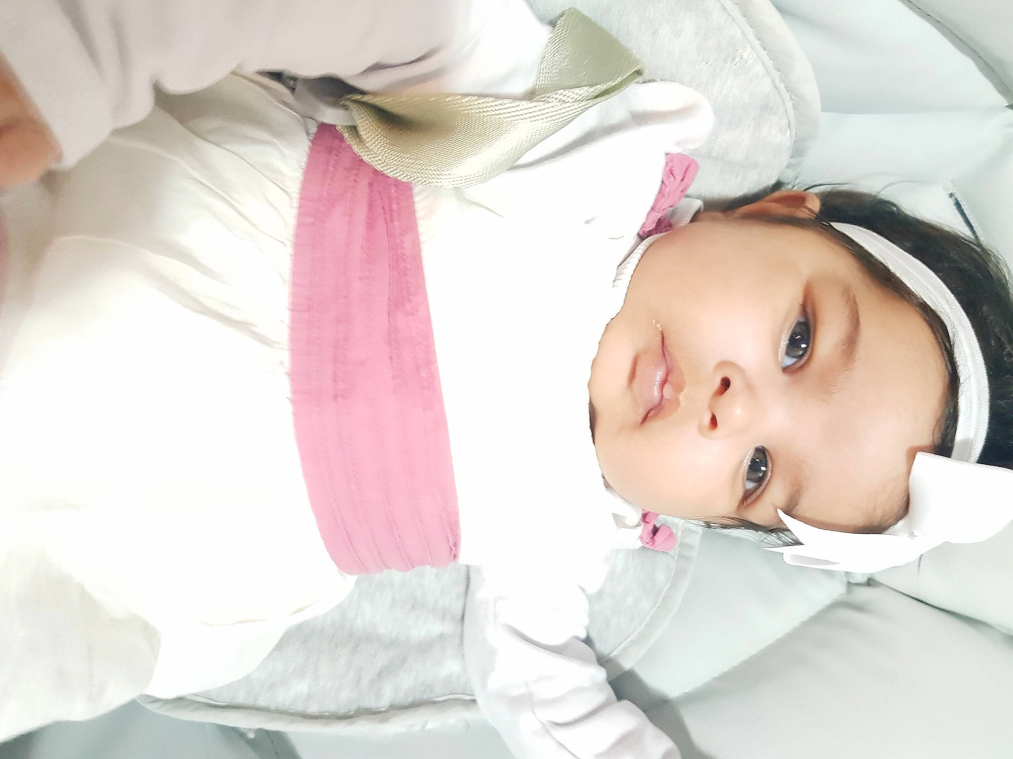 Kelly a rejoint le concours — aidez-le/la à gagner de superbes lots ! baby, baby_products, baby_toddler_clothing, cheek, child, collar, comfort, dress_shirt, eyelash, facial_expression, fashion_accessory, gesture, happy, hat, headwear, linens, lip, person, pink, skin