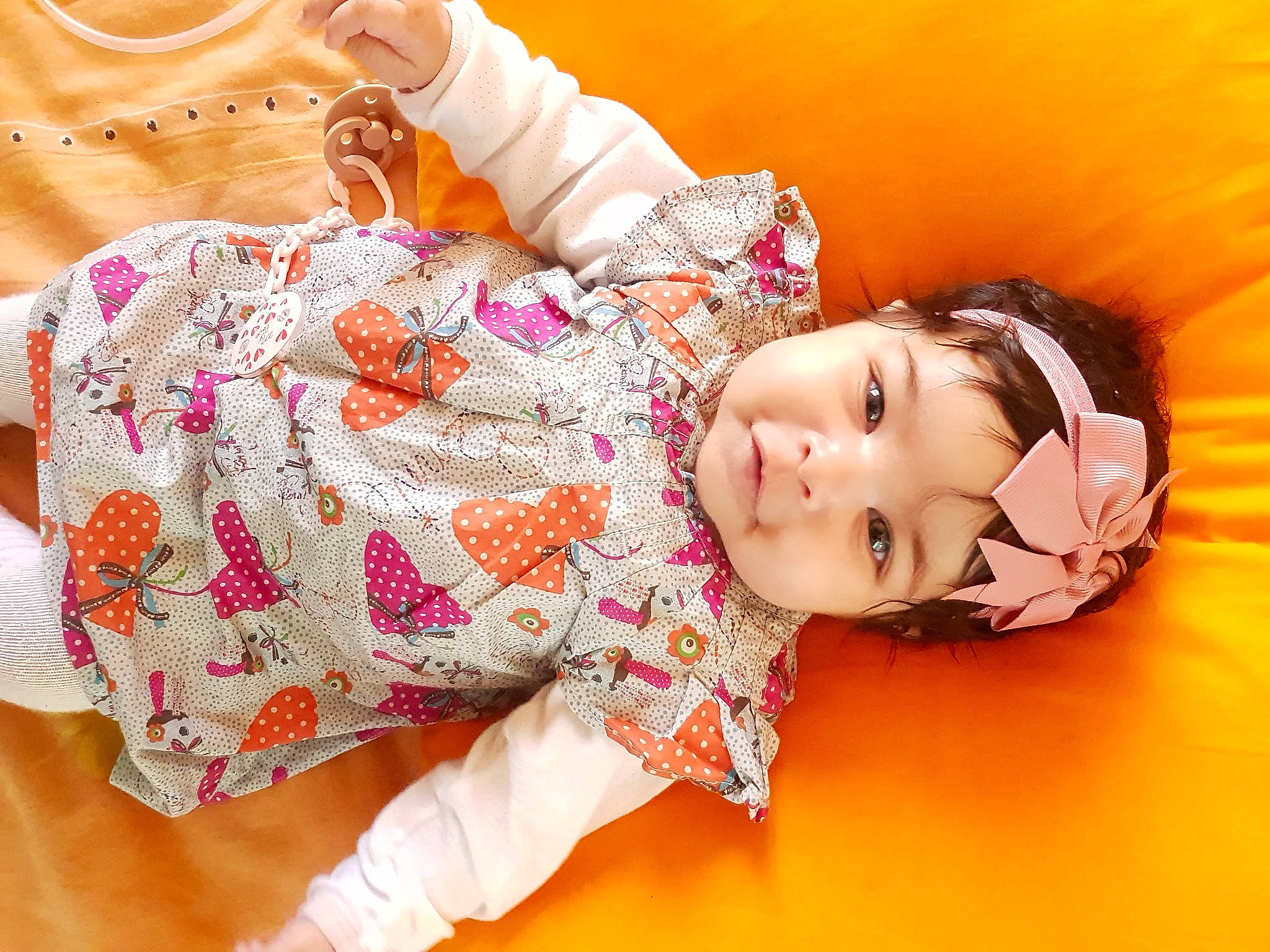 Kelly a rejoint le concours — aidez-le/la à gagner de superbes lots ! arm, baby_toddler_clothing, black_hair, child, eyelash, finger, hand, happy, headwear, human_body, joint, magenta, neck, orange, peach, person, pink, skin, sleeve, textile