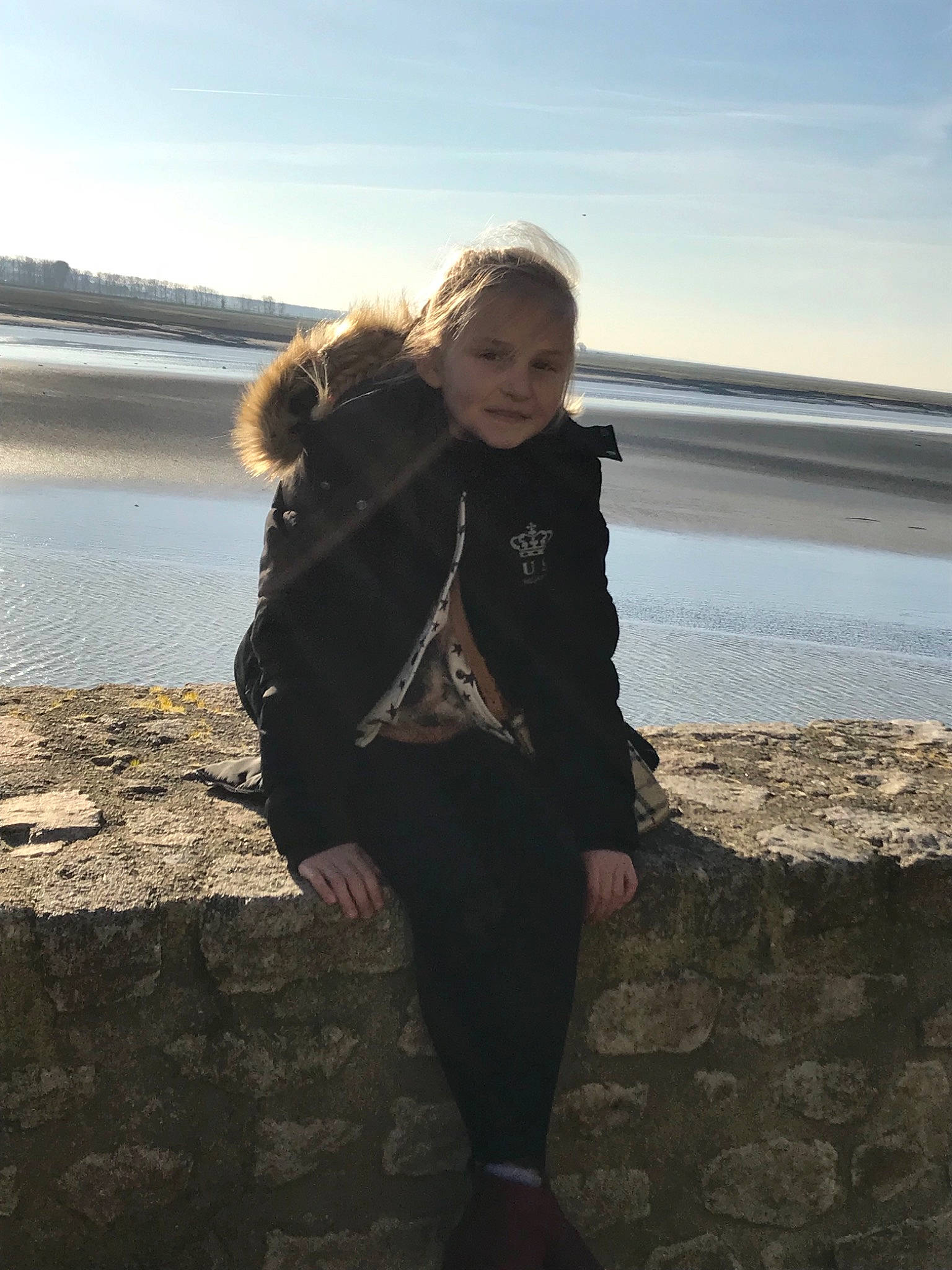 Aeris a rejoint le concours — aidez-le/la à gagner de superbes lots ! beach, child, cloud, coast, fur, horizon, jacket, leg, ocean, outerwear, person, photography, rock, sand, sea, sky, standing, tourism, vacation, water