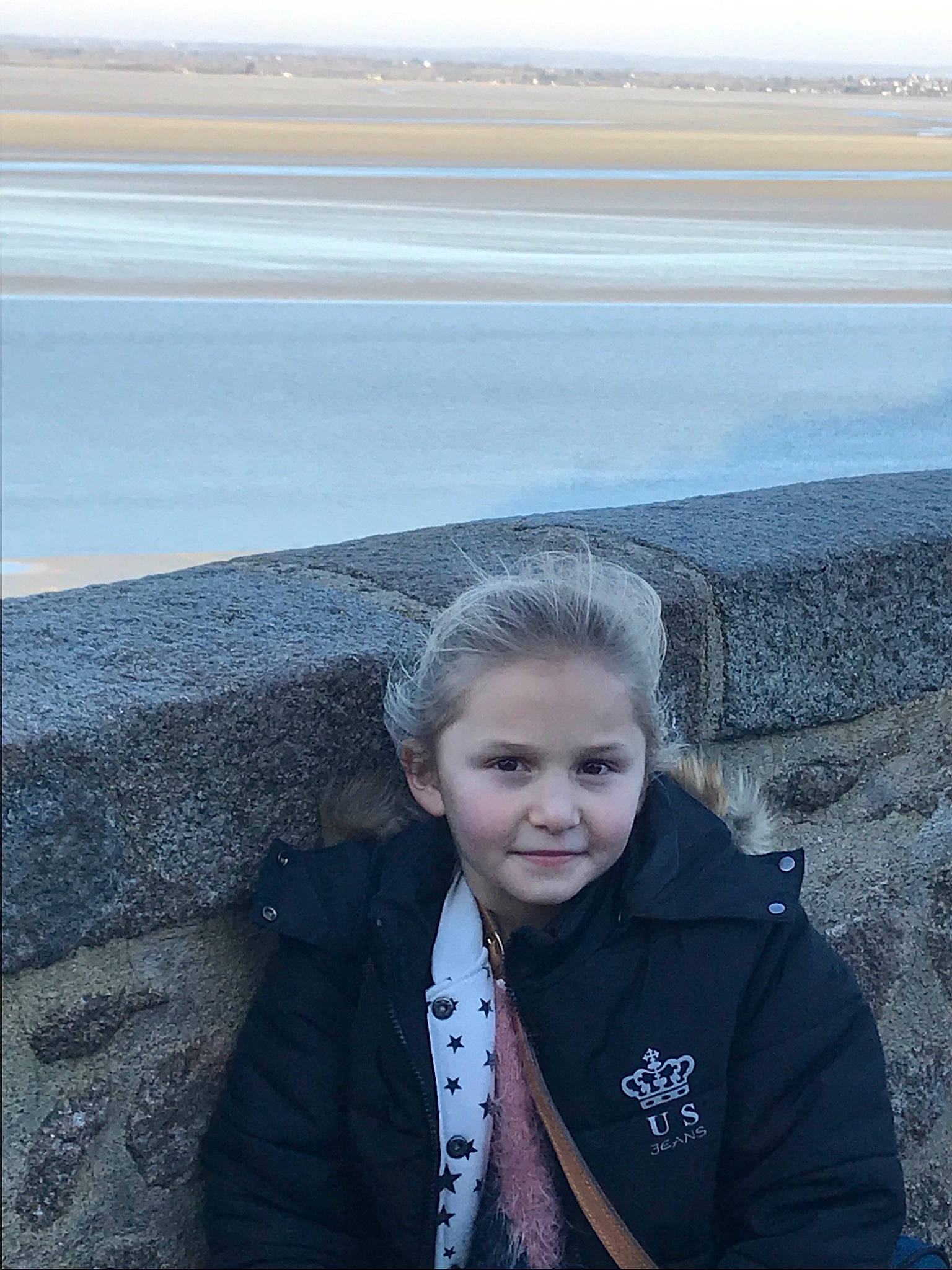 Aeris a rejoint le concours — aidez-le/la à gagner de superbes lots ! blond, child, face, family, joy, person, photography, sitting, sky, smile, standing, tourism, travel, vacation, winter