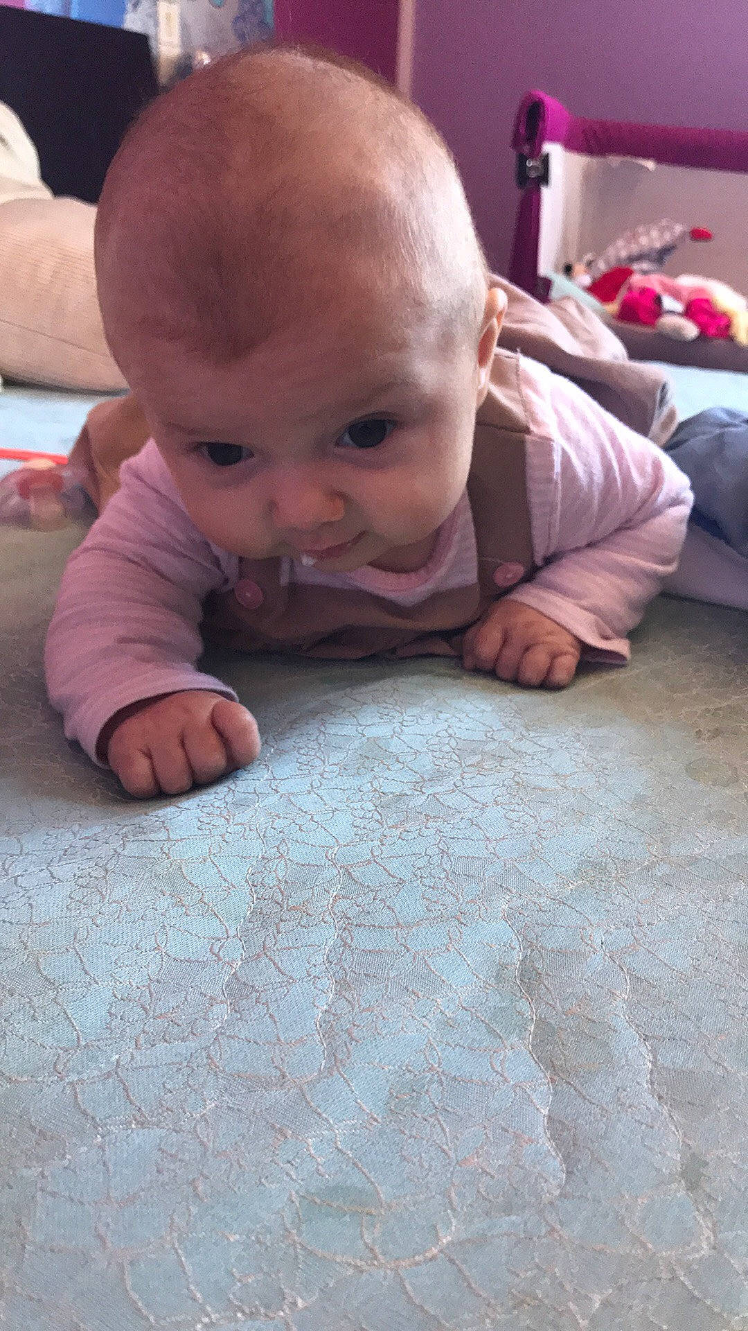 Lesly participe au concours pour gagner de l'argent avec cette photo : baby, cheek, child, crawling, face, floor, flooring, forehead, hand, head, mouth, nose, person, play, skin, toddler, tummy_time