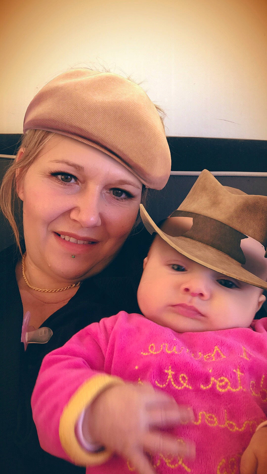 Lesly a rejoint le concours — aidez-le/la à gagner de superbes lots ! cap, child, daughter, face, fashion_accessory, fun, happy, hat, head, headgear, headwear, joy, person, photography, selfie, smile, sun_hat, toddler