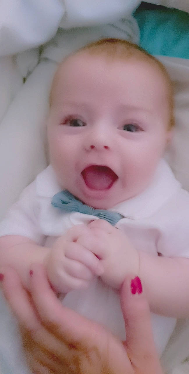 Maylone participe au concours pour gagner de l'argent avec cette photo : baby, baby_toddler_clothing, cheek, chin, comfort, eyebrow, eyelash, finger, gesture, happy, human_body, iris, lip, mouth, neck, nose, person, pink, skin, sleeve