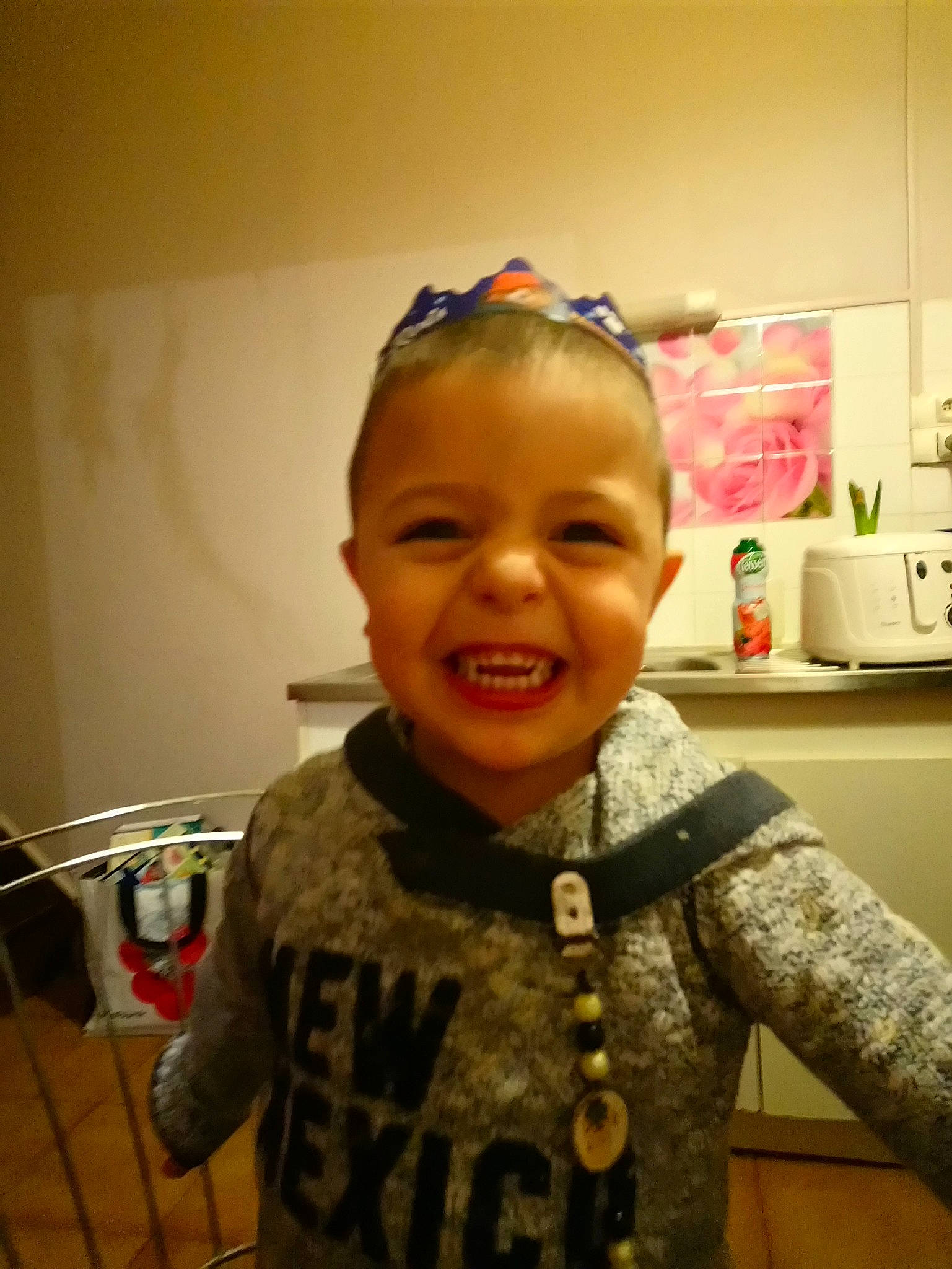 Élias a rejoint le concours — aidez-le/la à gagner de superbes lots ! cheek, child, cool, day, ear, eyebrow, face, facial_expression, fashion_accessory, forehead, fun, hair, hairstyle, head, headgear, joy, organ, person, product, skin