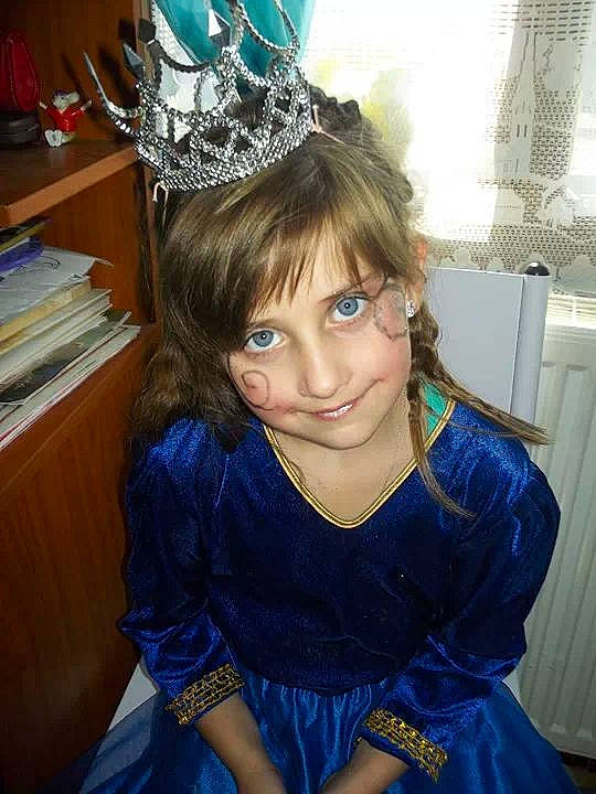 Melinda participe au concours pour gagner de l'argent avec cette photo : bangs, blue, brown_hair, child, costume, fashion_accessory, fun, girl, hair, hair_accessory, hair_coloring, hairstyle, head, headgear, headpiece, human_hair_color, joy, long_hair, person, product