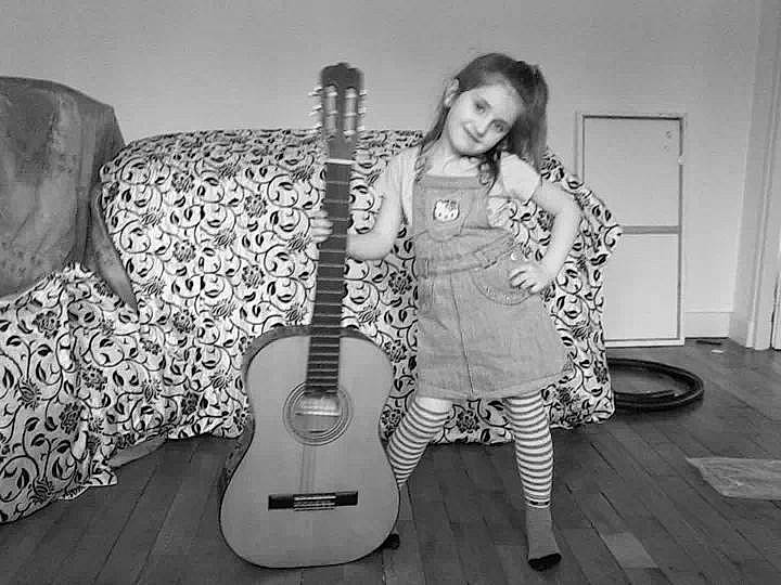 Melinda participe au concours pour gagner de l'argent avec cette photo : acoustic_electric_guitar, acoustic_guitar, black_and_white, electric_guitar, girl, guitar, guitarist, monochrome, monochrome_photography, musical_instrument, musician, person, photography, plucked_string_instruments, slide_guitar, string_instrument, tiple, white