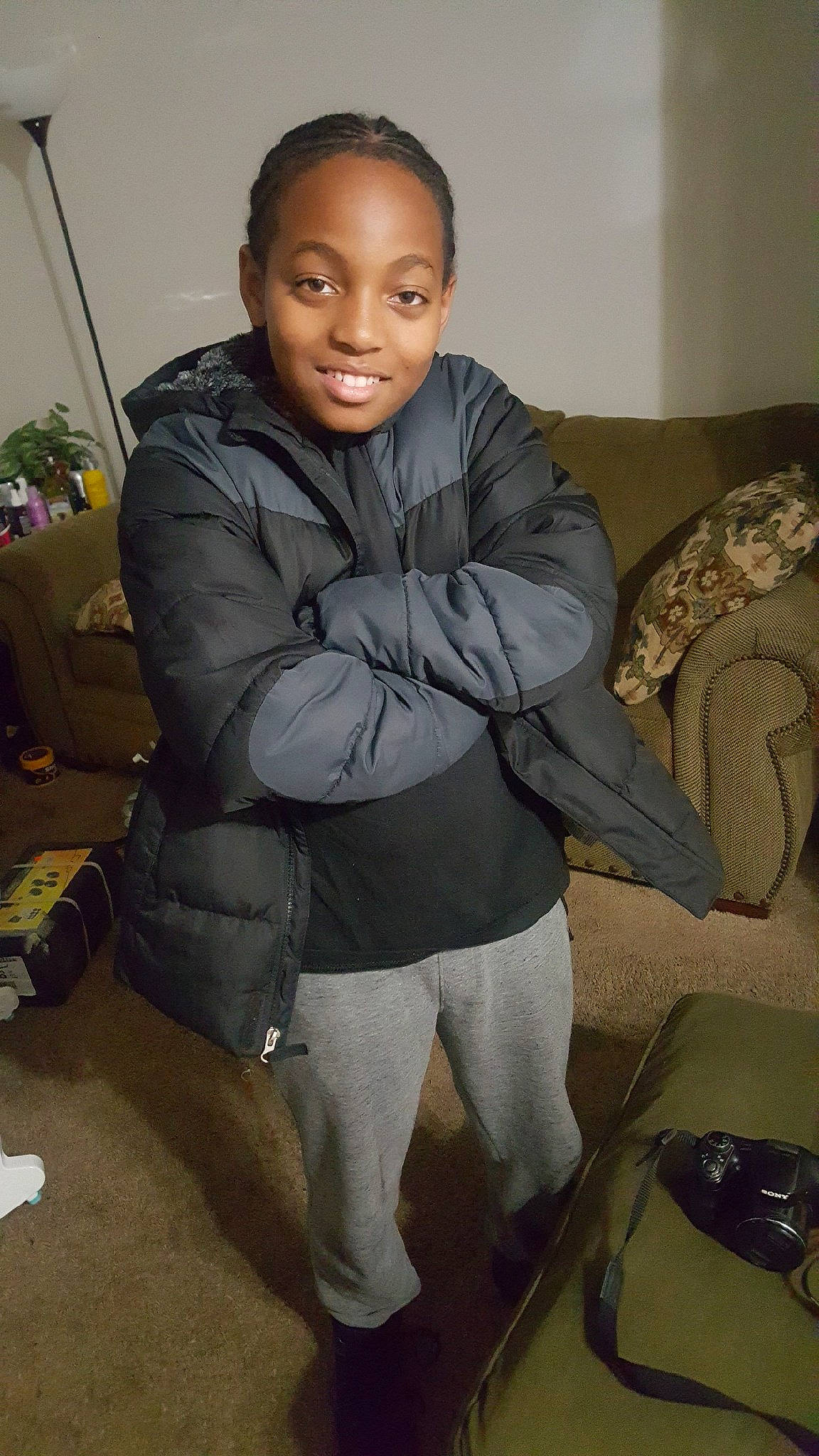 Vontrell is registered to the contest to win money with this photo: bag, comfort, couch, eye, fashion_design, flash_photography, flooring, fun, head, human_leg, joy, knee, luggage_and_bags, mouth, neck, person, personal_protective_equipment, sitting, sleeve, smile