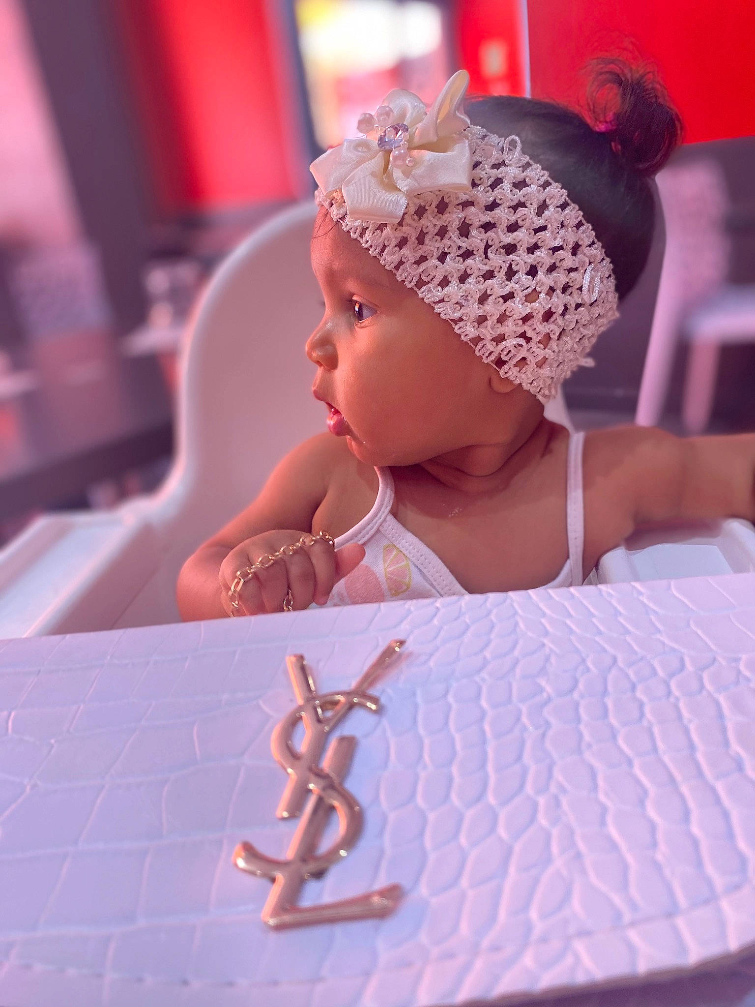 Djeyna a rejoint le concours — aidez-le/la à gagner de superbes lots ! baby, baby_toddler_clothing, cap, eyelash, fashion_accessory, fashion_design, finger, hair_accessory, happy, headpiece, headwear, jewellery, knit_cap, linens, magenta, pattern, peach, person, pink, purple