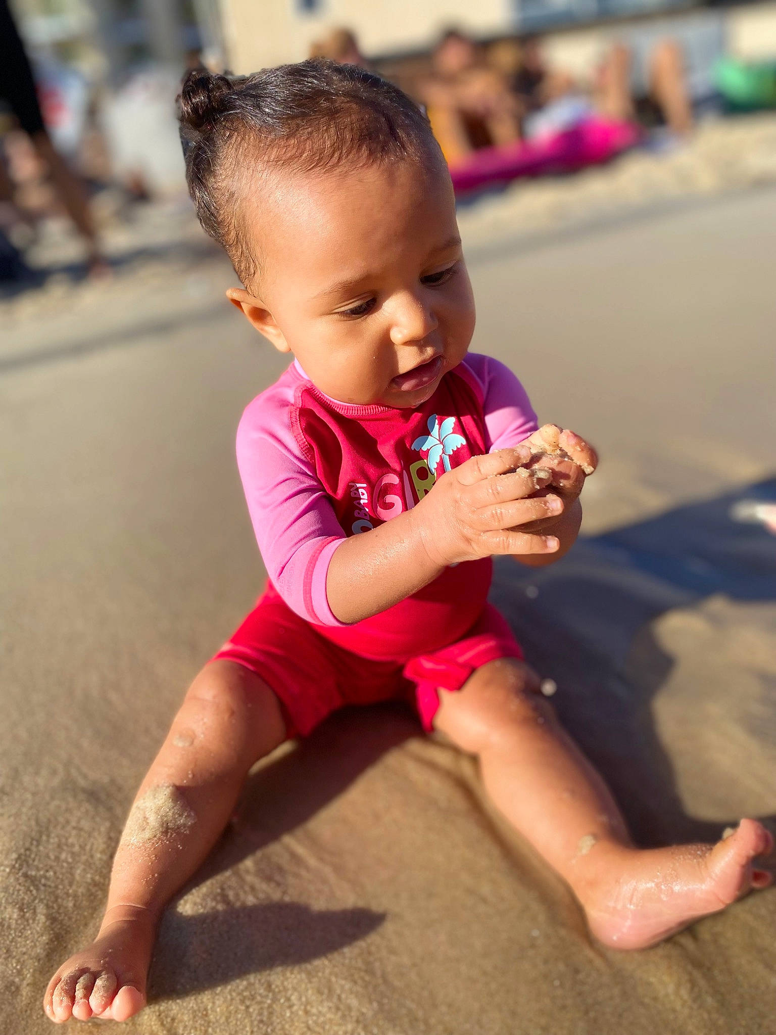 Djeyna a rejoint le concours — aidez-le/la à gagner de superbes lots ! baby, baby_toddler_clothing, barefoot, child, elbow, finger, flooring, fun, happy, head, human_leg, joint, knee, leisure, person, recreation, shorts, skin, sleeve, thigh