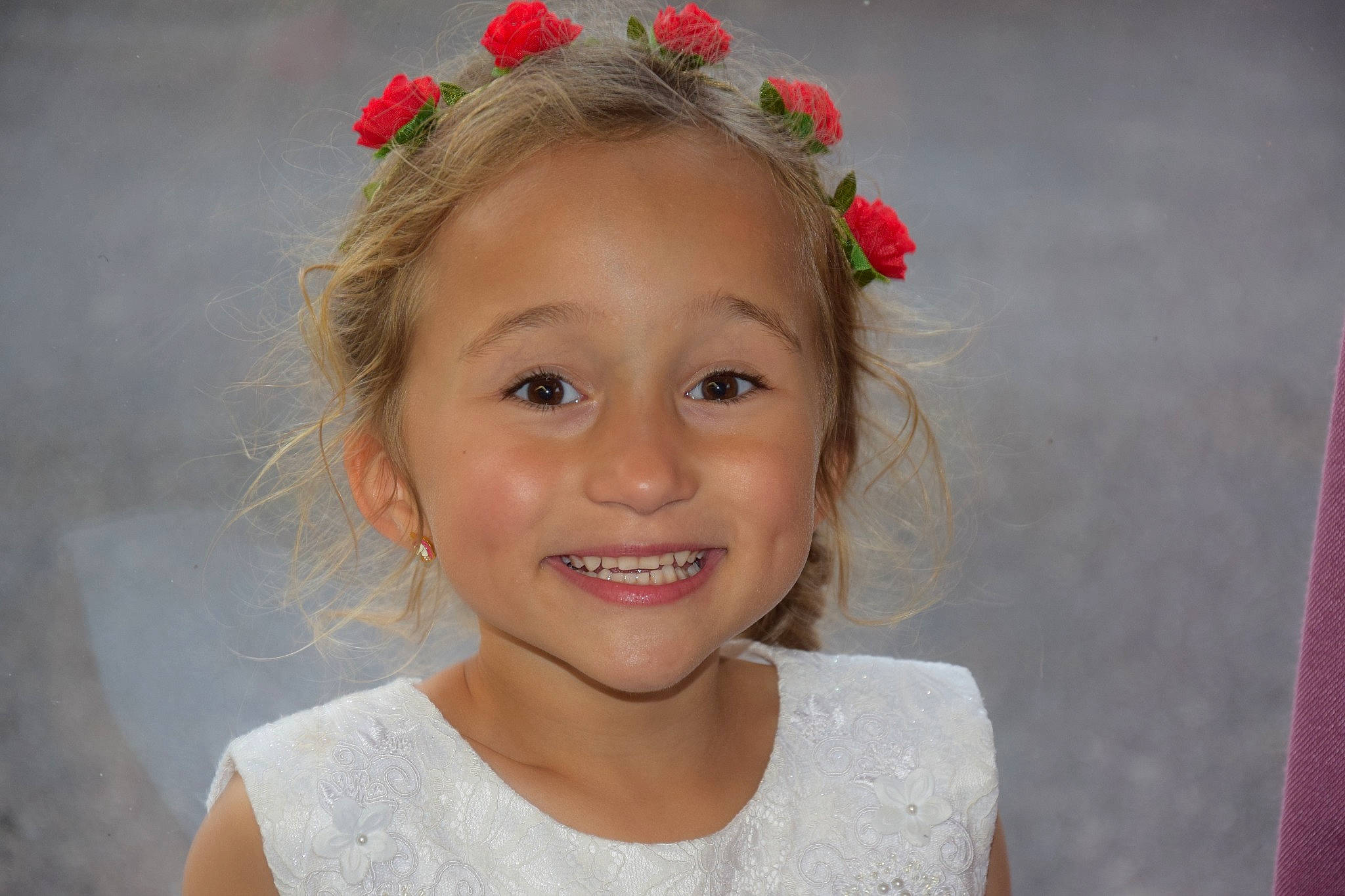 Swann participe au concours pour gagner de l'argent avec cette photo : chin, embellishment, eye, eyebrow, facial_expression, flash_photography, flower, hair, hairstyle, happy, headband, headgear, headpiece, iris, joy, lip, neck, person, pink, skin