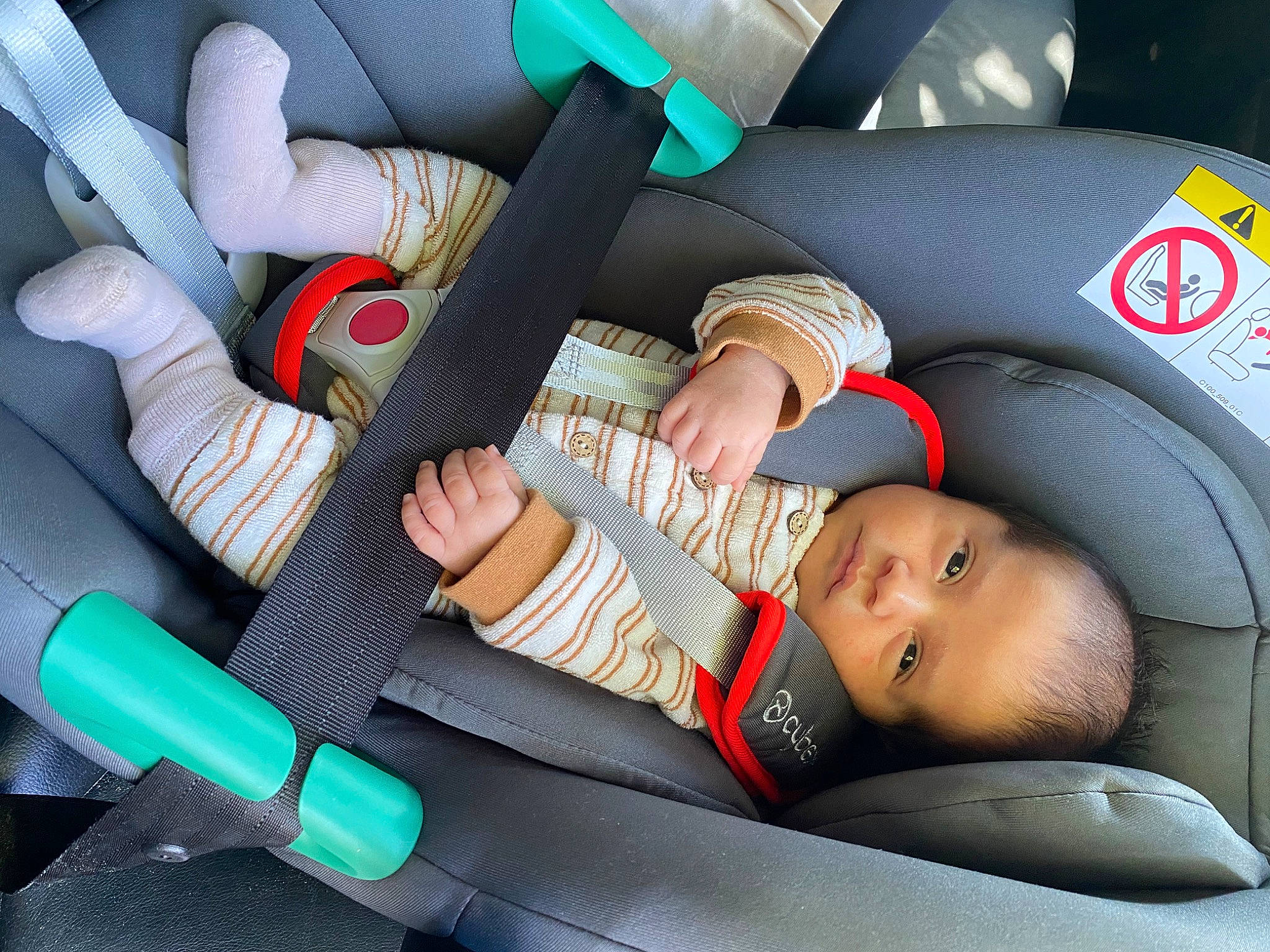Zayn a rejoint le concours — aidez-le/la à gagner de superbes lots ! auto_part, automotive_design, baby, baby_carriage, baby_in_car_seat, baby_products, baby_toddler_clothing, car_seat, carmine, child, comfort, fun, gesture, health_care, nail, person, room, seat_belt, service, thumb