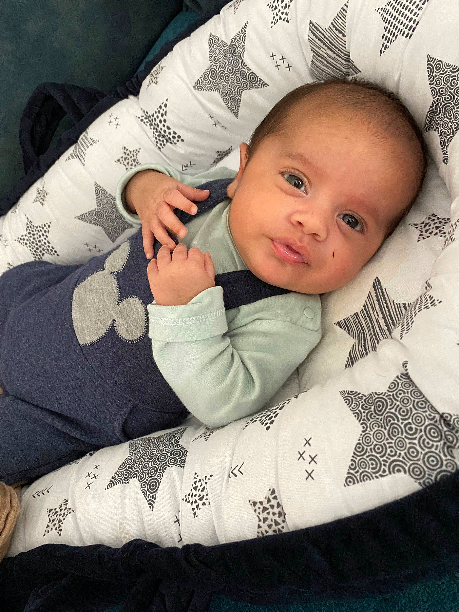 Zayn participe au concours pour gagner de l'argent avec cette photo : arm, baby, baby_sleeping, baby_toddler_clothing, cheek, comfort, cool, elbow, finger, gesture, happy, human_leg, linens, pattern, person, sitting, skin, sleeve, t_shirt, toddler