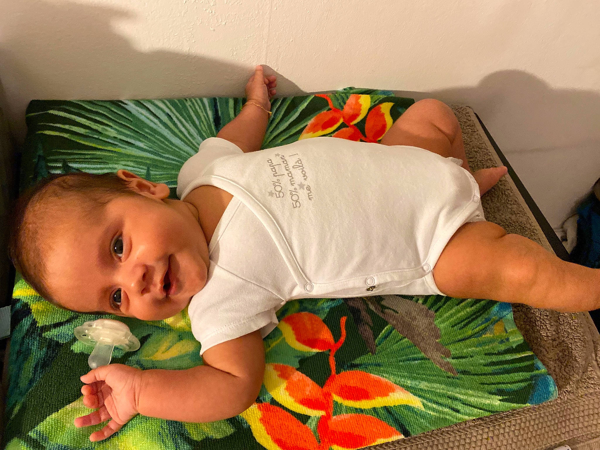 Zayn participe au concours pour gagner de l'argent avec cette photo : arm, baby, baby_sleeping, bed, bedding, child, comfort, grass, hand, happy, human_leg, leaf, leisure, linens, orange, pattern, person, room, textile, thigh