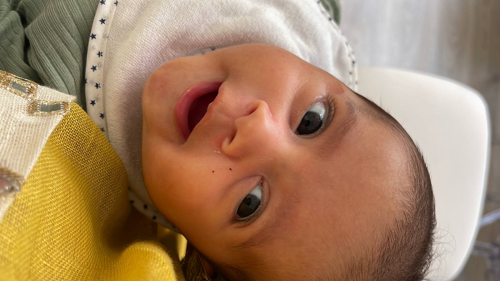 Zayn participe au concours pour gagner de l'argent avec cette photo : baby, cheek, child, close_up, comfort, eye, eyebrow, eyelash, fashion_accessory, happy, hat, headgear, iris, lip, mouth, nose, person, skin, smile, sun_hat