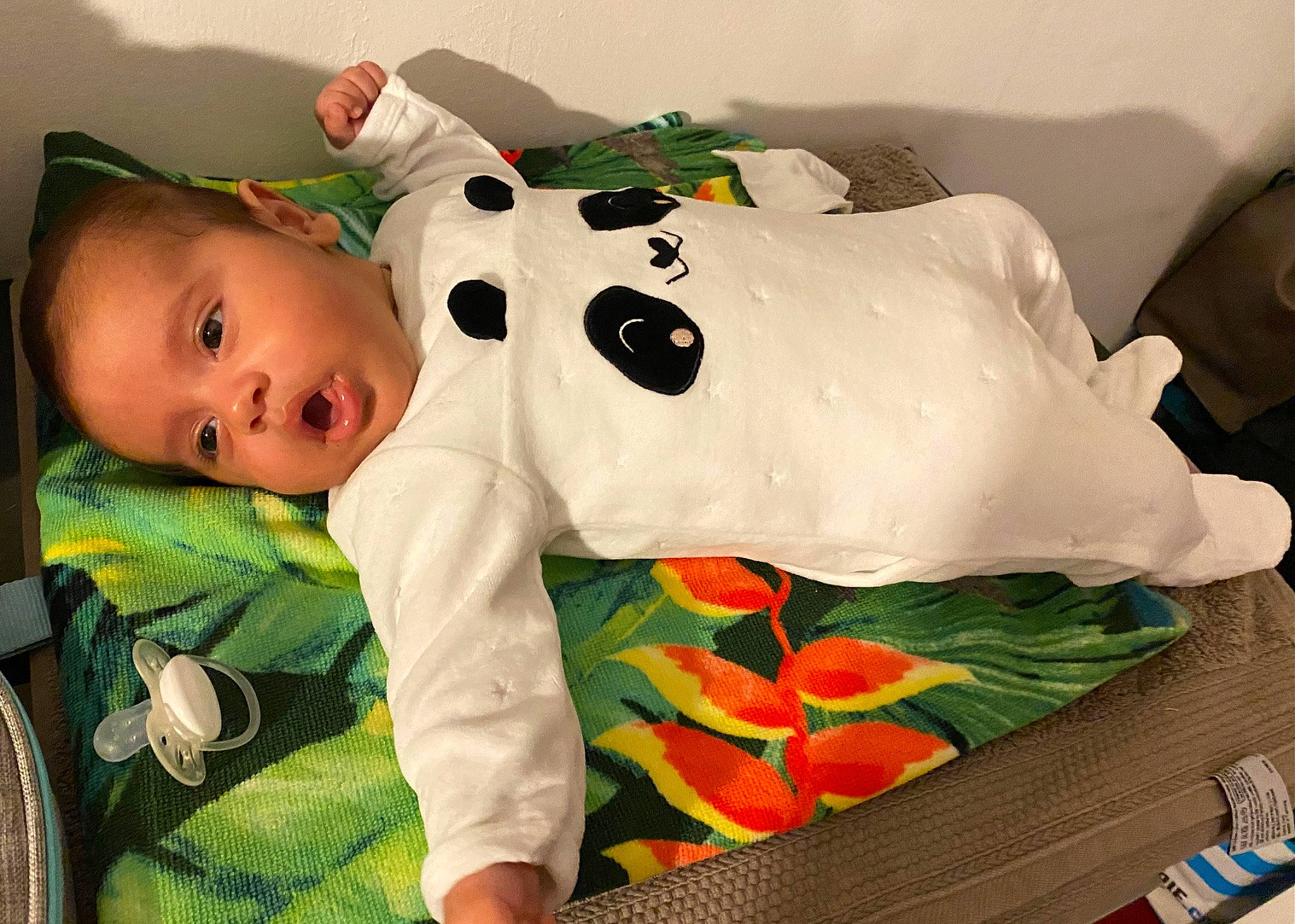 Zayn participe au concours pour gagner de l'argent avec cette photo : baby, baby_products, baby_safety, baby_toddler_clothing, baby_toys, carmine, child, comfort, costume, fictional_character, linens, pattern, person, personal_protective_equipment, plush, room, sitting, sleeve, stuffed_toy, textile