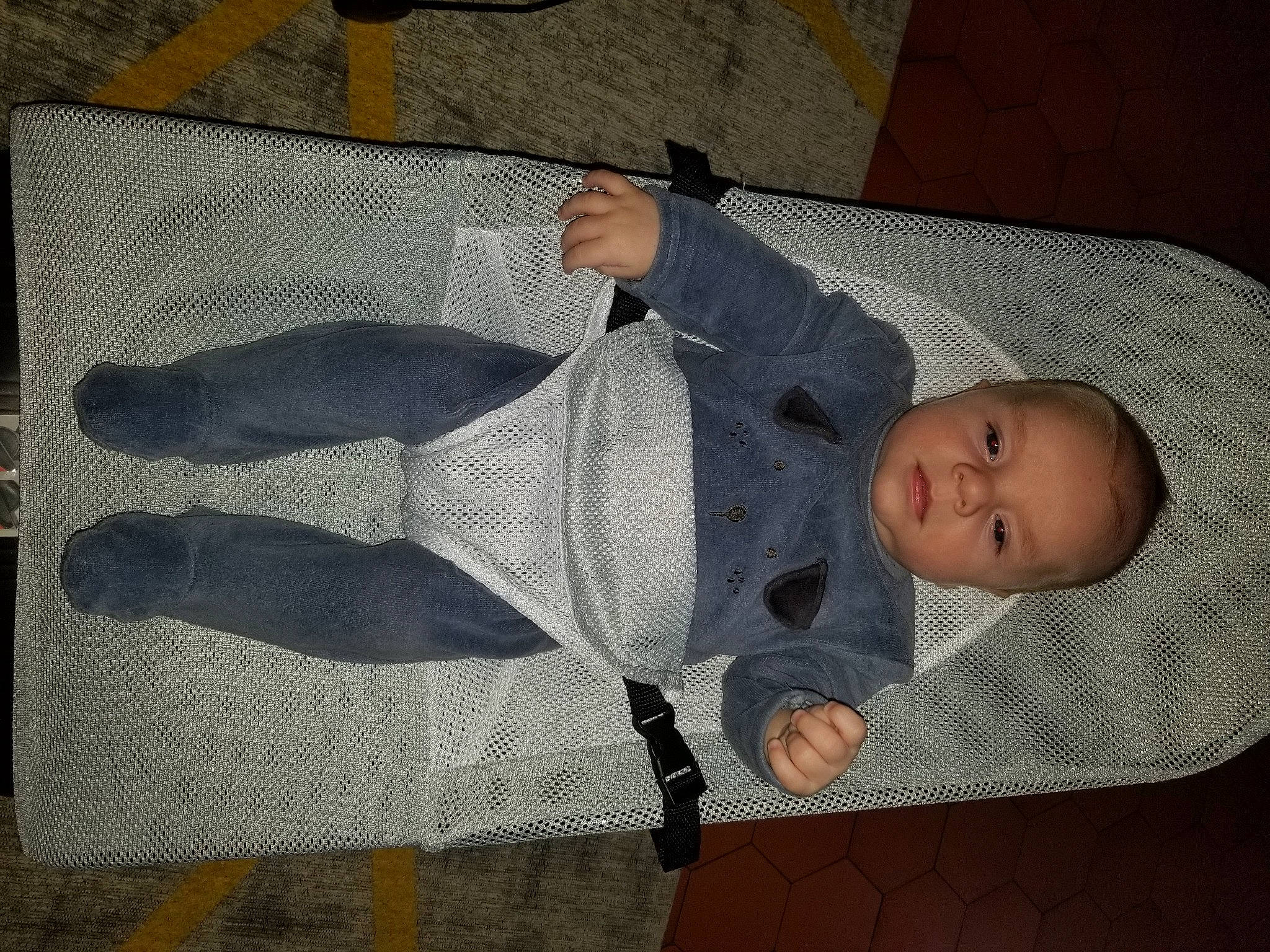 Leo participe au concours pour gagner de l'argent avec cette photo : baby, baby_products, baby_safety, baby_toddler_clothing, child, comfort, flooring, infant_bed, linens, pattern, person, room, sleeve, textile, toddler, wood