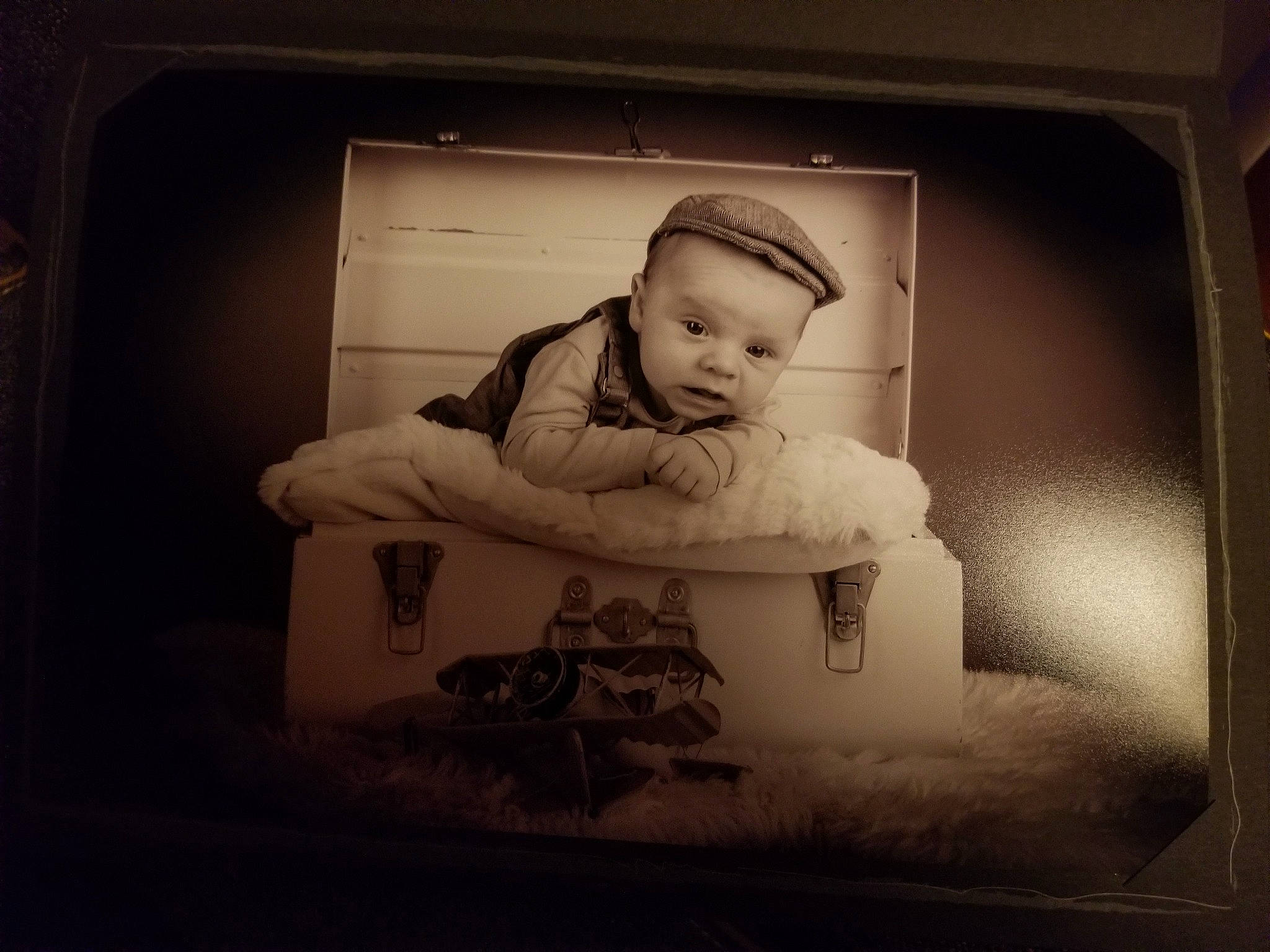 Leo participe au concours pour gagner de l'argent avec cette photo : art, baby, baby_toddler_clothing, cap, child, comfort, display_device, flash_photography, hat, monochrome, monochrome_photography, person, picture_frame, portrait, rectangle, room, sitting, sleeve, tints_and_shades, toddler