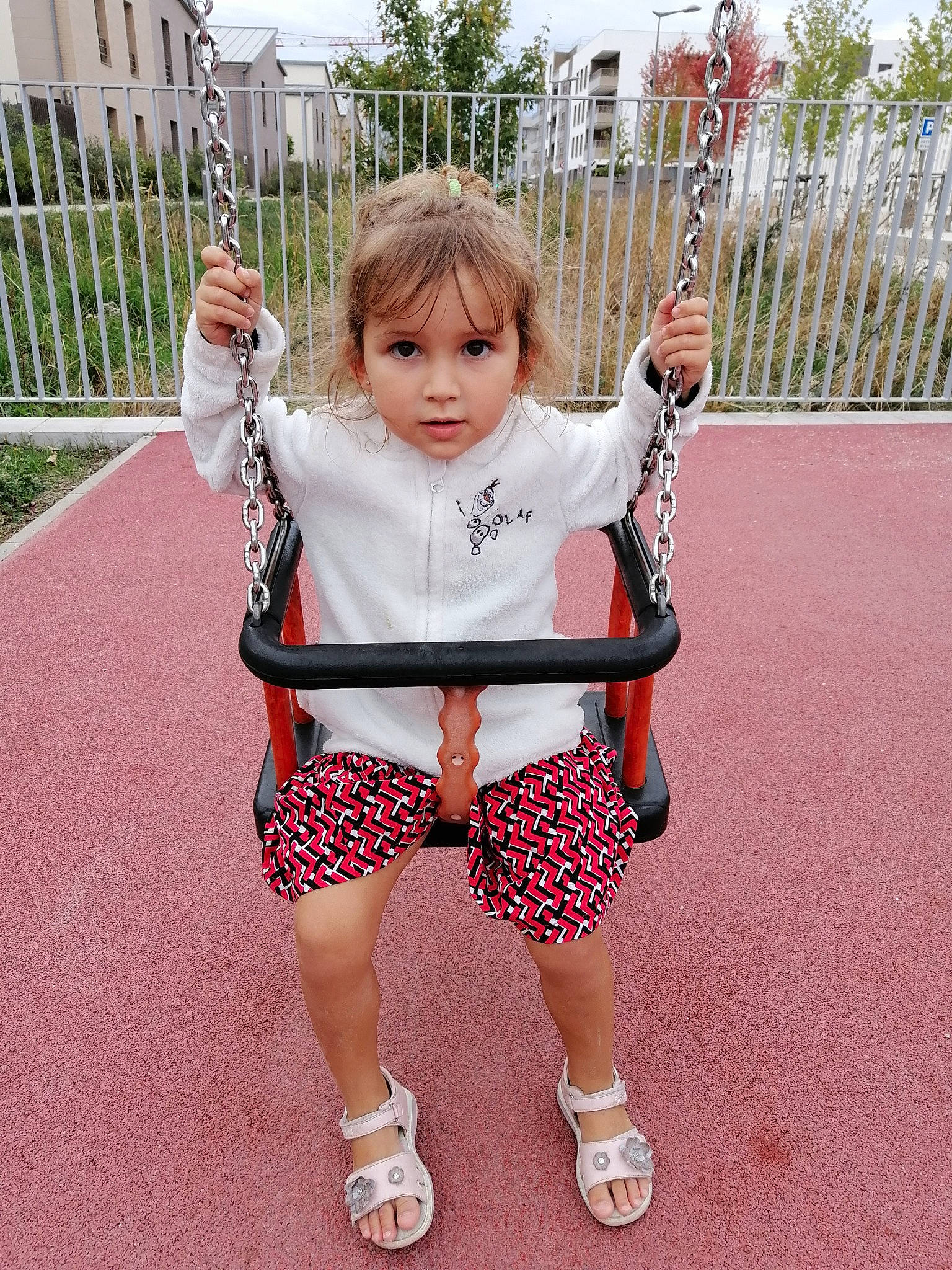 Lena participe au concours pour gagner de l'argent avec cette photo : child, fun, happy, leisure, outdoor_play_equipment, pattern, person, play, playground, public_space, shorts, smile, swing, toddler