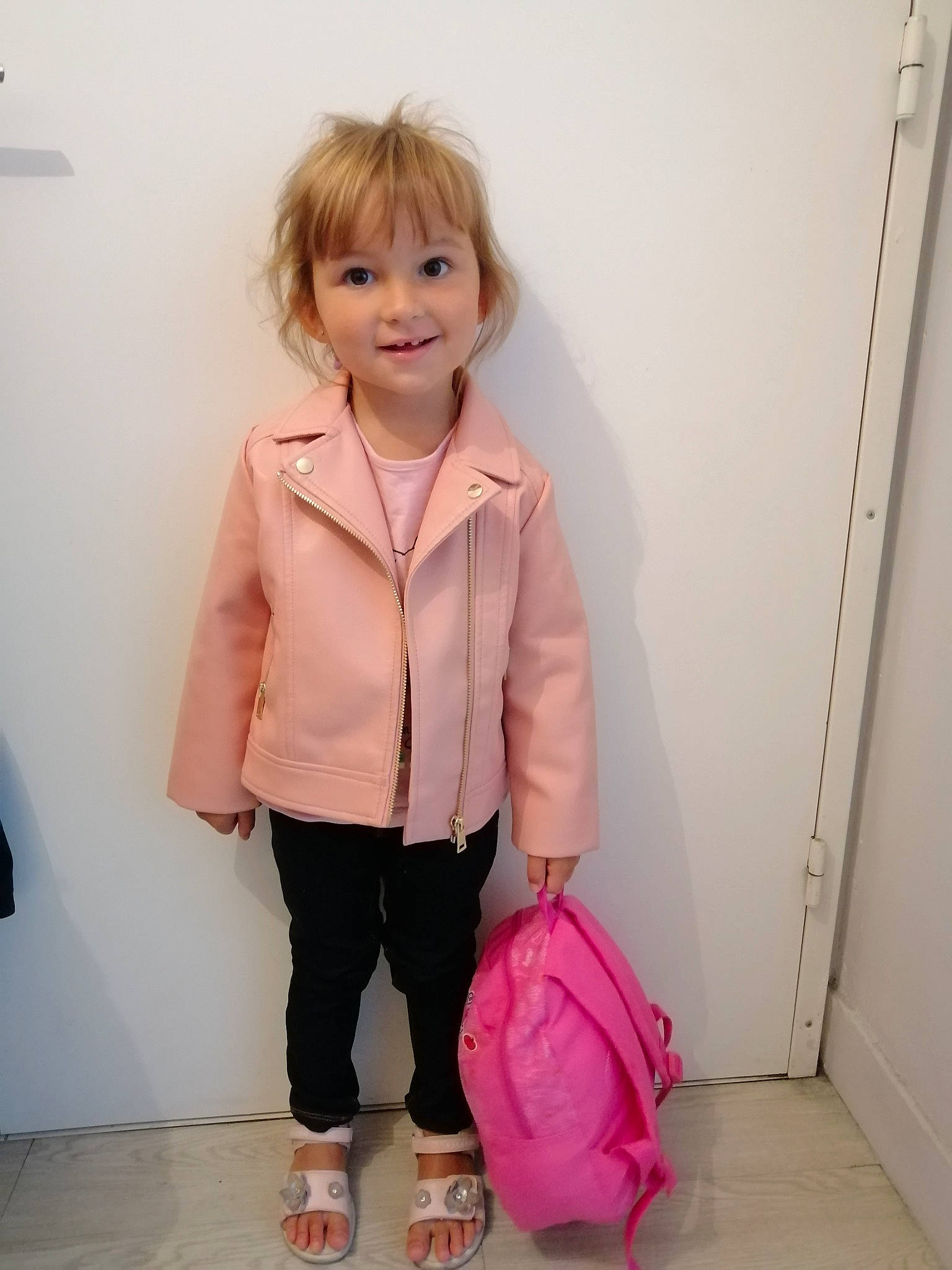 Lena participe au concours pour gagner de l'argent avec cette photo : blazer, cheek, child, child_model, clothing, footwear, jacket, joy, leg, outerwear, peach, person, pink, shoe, shoulder, sleeve, snapshot, standing, t_shirt, tights
