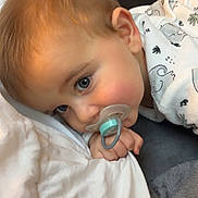 Mylan participe au concours pour gagner de l'argent avec cette photo : baby, pacifier, blanket, blue_eyes, face, infant, clothing, cute, lying_down, child, soft_toys, cozy, white_blanket, animal_print, hand, skin, head, ears, nose, comfort