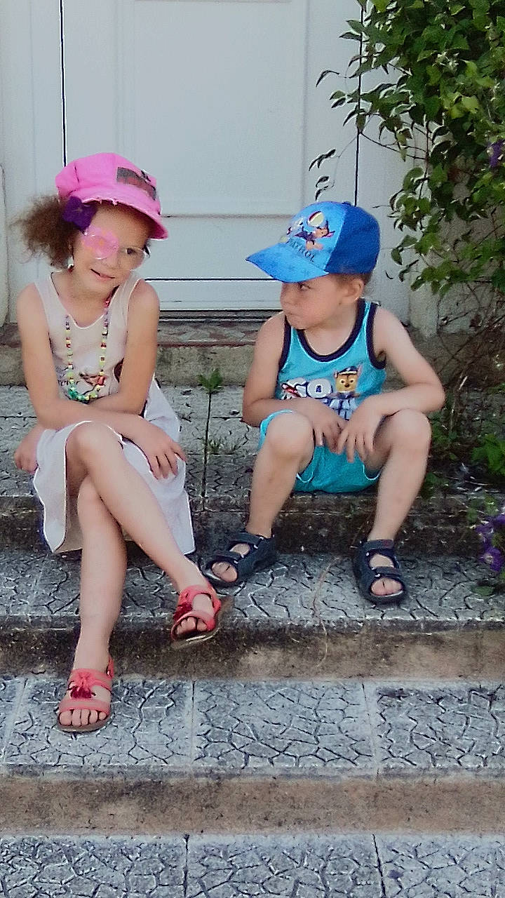 Andy participe au concours pour gagner de l'argent avec cette photo : baseball_cap, cap, child, cool, electric_blue, event, footwear, fun, happy, hat, headwear, human_leg, joy, leisure, magenta, person, pink, plant, sandal, shoe