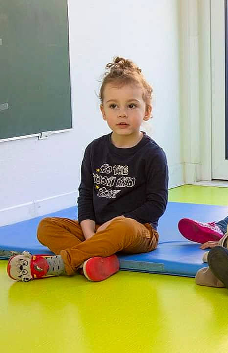 Andy a rejoint le concours — aidez-le/la à gagner de superbes lots ! balance, child, elbow, electric_blue, floor, flooring, fun, hardwood, human_leg, joint, knee, leisure, person, shoulder, sitting, sneakers, sportswear, standing, thigh, toddler