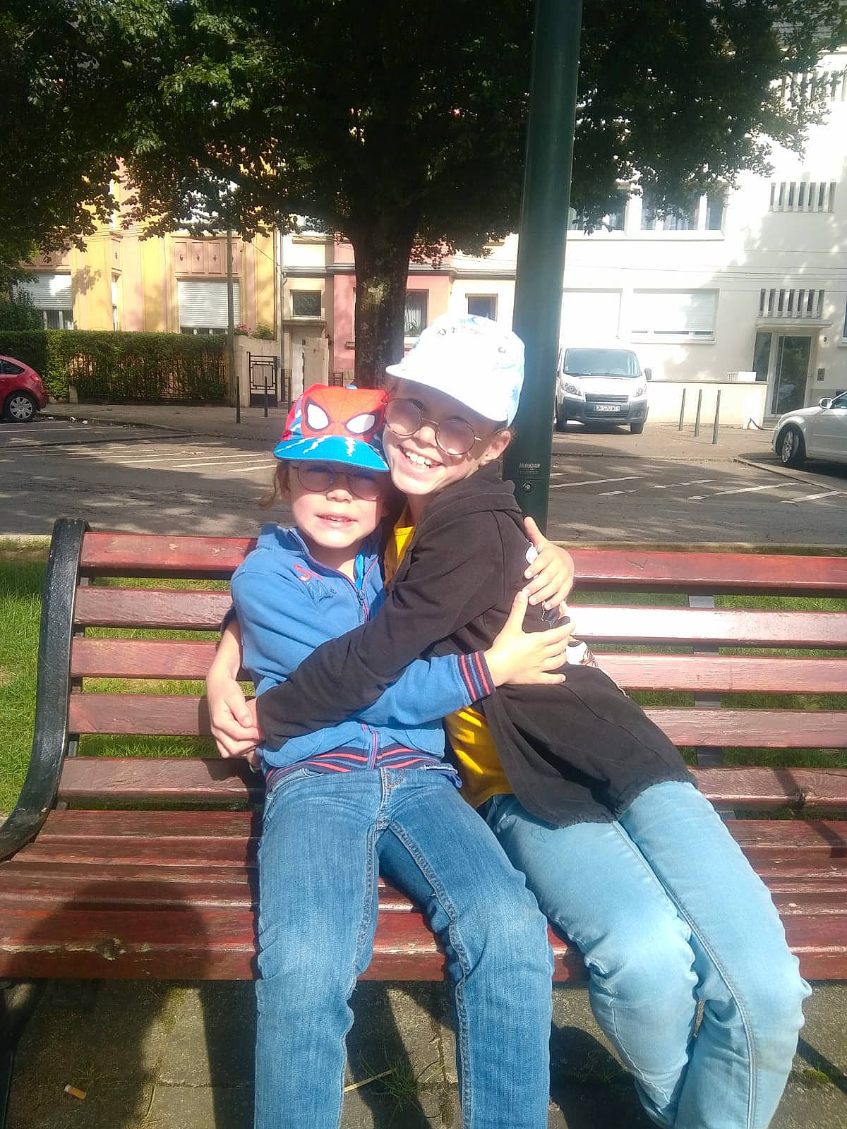 Méline a rejoint le concours — aidez-le/la à gagner de superbes lots ! baseball_cap, bench, cap, car, electric_blue, eyewear, fun, grass, happy, hat, headwear, jeans, joy, leisure, person, plant, recreation, sitting, smile, t_shirt