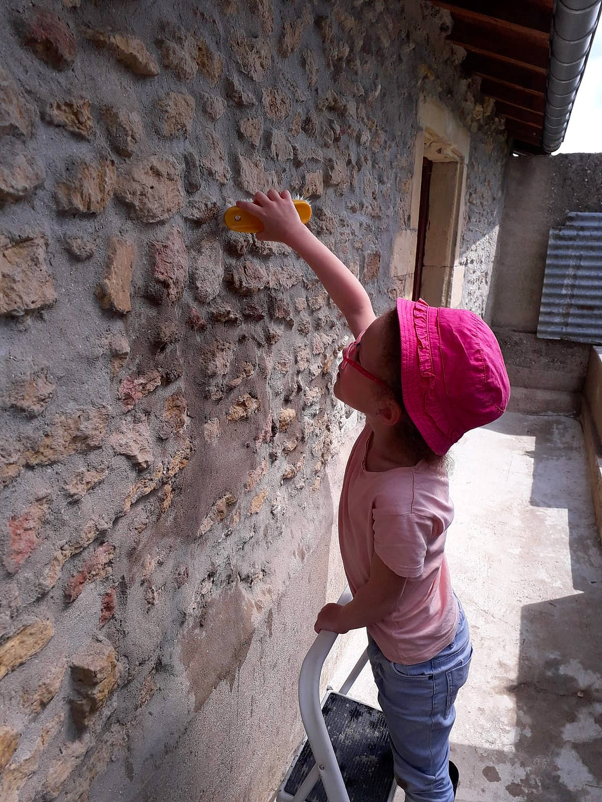 Méline participe au concours pour gagner de l'argent avec cette photo : baseball_cap, cap, ceiling, concrete, fun, hat, leisure, magenta, person, plaster, recreation, rock, roof, shorts, soil, sun_hat, t_shirt, temple, travel, wall
