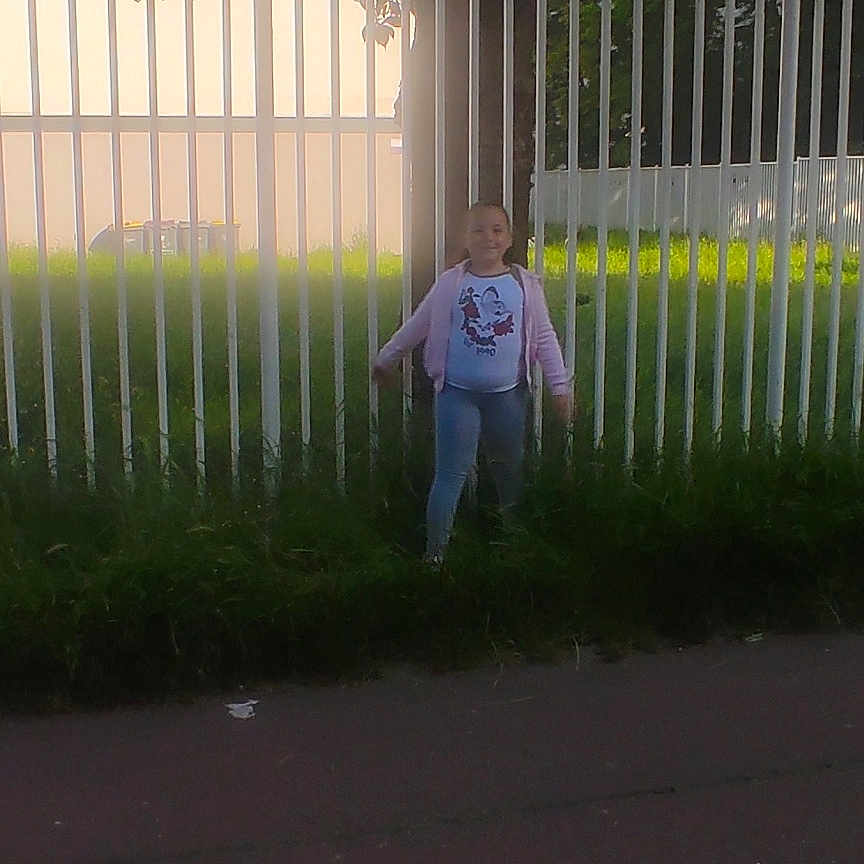Manel a rejoint le concours — aidez-le/la à gagner de superbes lots ! clothing, face, female, fence, girl, grass, head, nature, outdoors, pants, person, photography, picket, plant, portrait, t_shirt, teen, tree, vegetation, yard