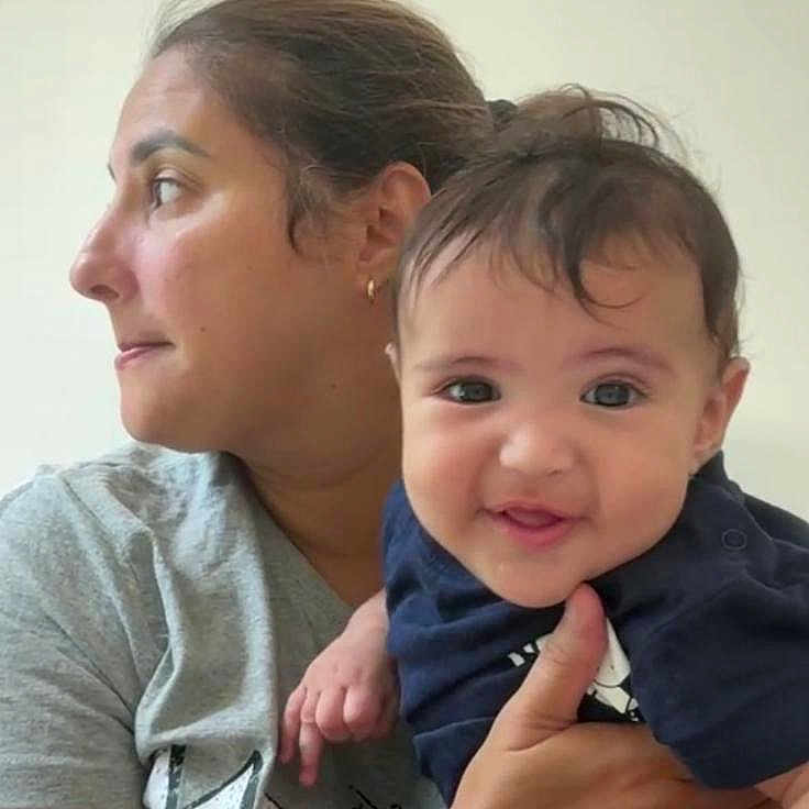 Leyth a rejoint le concours — aidez-le/la à gagner de superbes lots ! baby, candid, casual_clothing, communication, face, family, hand, happy, head, holding, indoor, interaction, man, people, portrait, screen, smiling, technology, video_call, woman