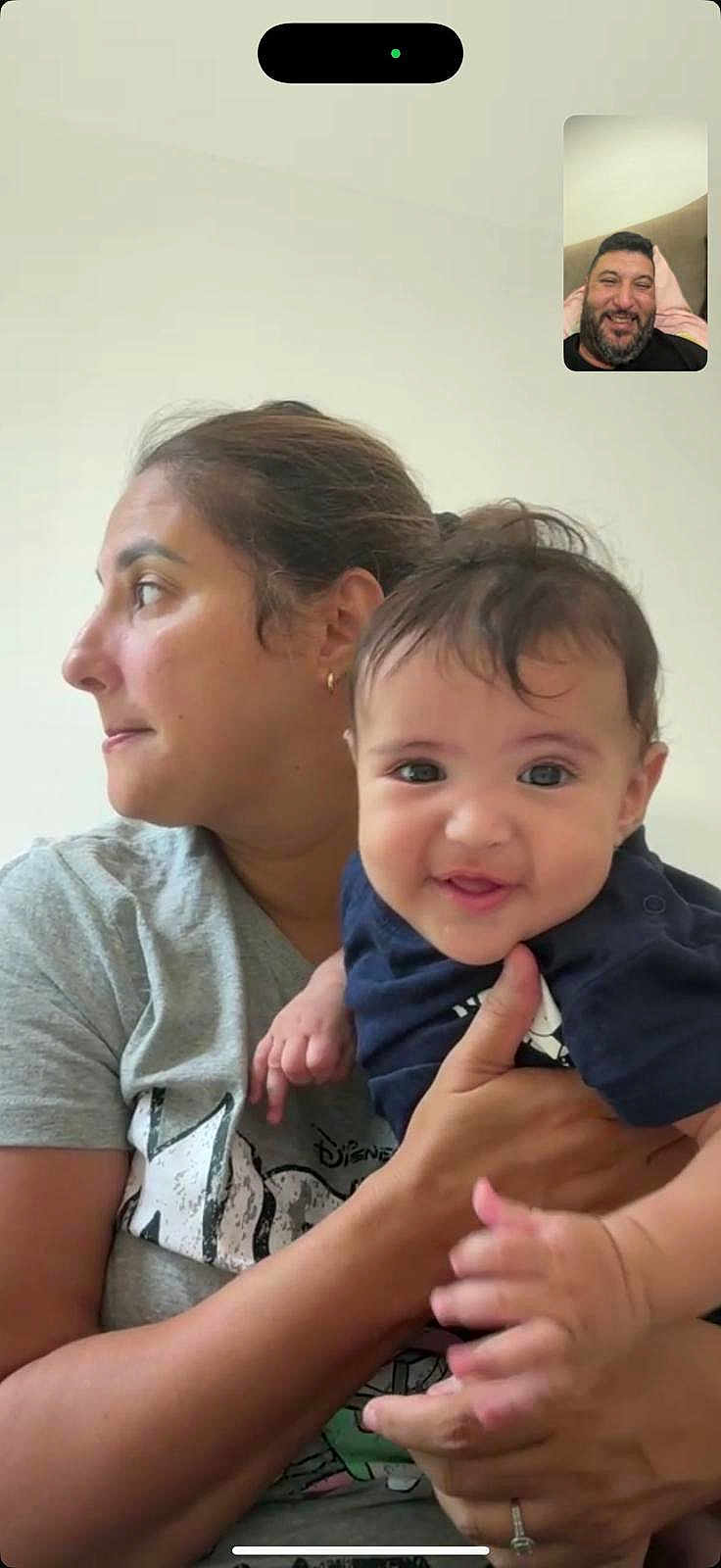 Leyth a rejoint le concours — aidez-le/la à gagner de superbes lots ! baby, woman, man, video_call, smiling, holding, indoor, casual_clothing, face, portrait, happy, family, technology, screen, communication, head, hand, people, interaction, candid