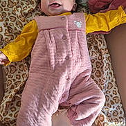 Ambre participe au concours pour gagner de l'argent avec cette photo : baby, child, onesie, pink_clothing, yellow_shirt, smile, tongue_out, leopard_print, blanket, soft_fabric, lying_down, happy, infant, face, person, indoor, cute, cozy, apparel, childrenswear