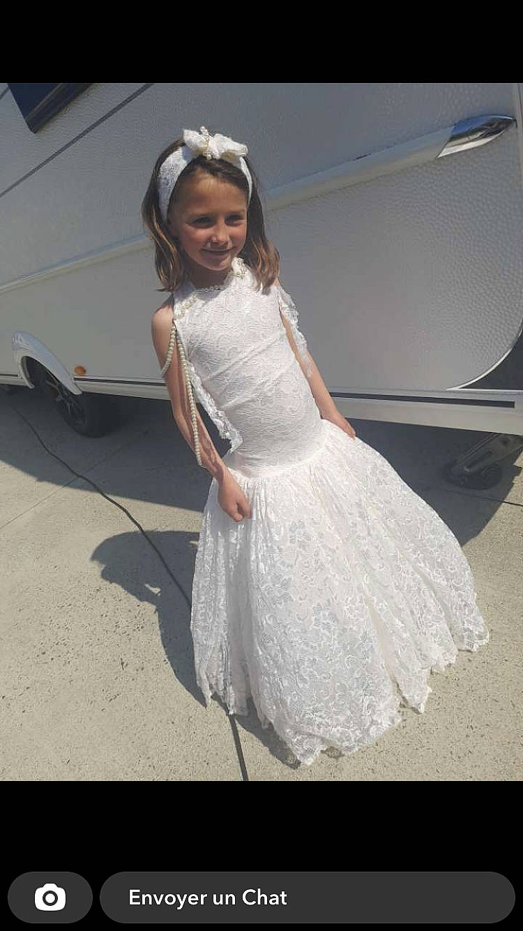 Mara a rejoint le concours — aidez-le/la à gagner de superbes lots ! bridal_accessory, bridal_clothing, bridal_party_dress, day_dress, dress, embellishment, event, fashion_accessory, fashion_design, flash_photography, formal_wear, gown, happy, joy, luxury_vehicle, one_piece_garment, person, smile, toddler, vehicle_door