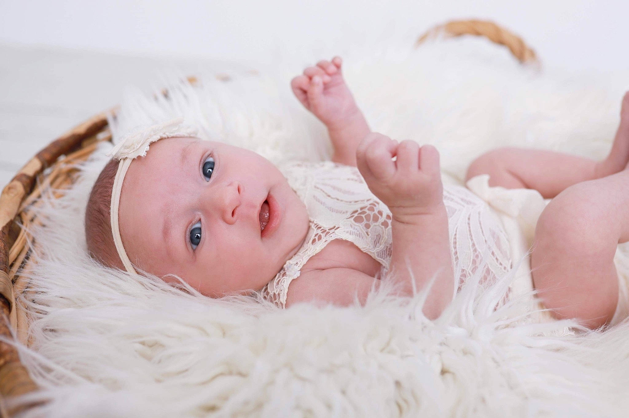Louise participe au concours pour gagner de l'argent avec cette photo : baby, baby_toddler_clothing, comfort, dress, eye, face, flash_photography, gesture, hair, hairstyle, hand, happy, head, headgear, headwear, iris, lip, person, product, skin
