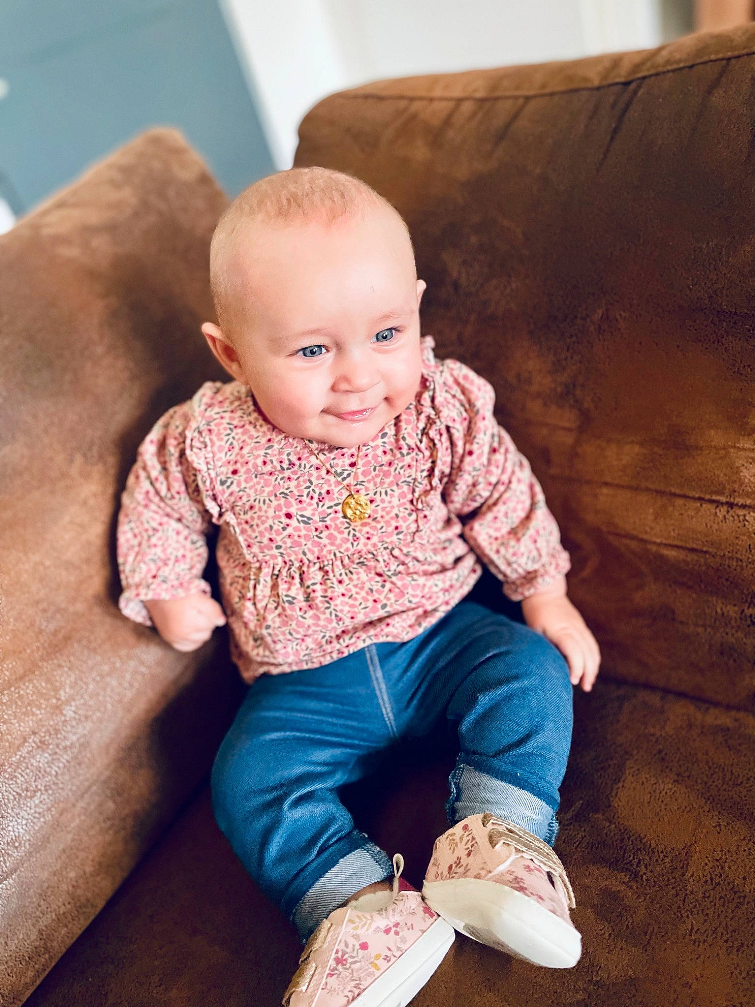 Louise a rejoint le concours — aidez-le/la à gagner de superbes lots ! baby, baby_toddler_clothing, chair, cheek, child, comfort, couch, floor, flooring, foot, happy, human_leg, leg, person, sitting, skin, sleeve, smile, t_shirt, toddler