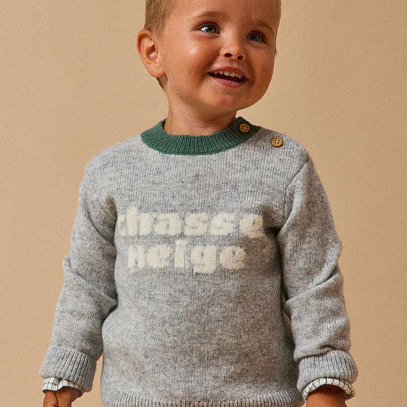 Léo a rejoint le concours — aidez-le/la à gagner de superbes lots ! blue_jeans, button, casual_clothing, child, cute, face, fashion, hands, happy, head, indoor, jeans, long_sleeves, neutral_background, portrait, smiling, studio_light, sweater, toddler, young_child