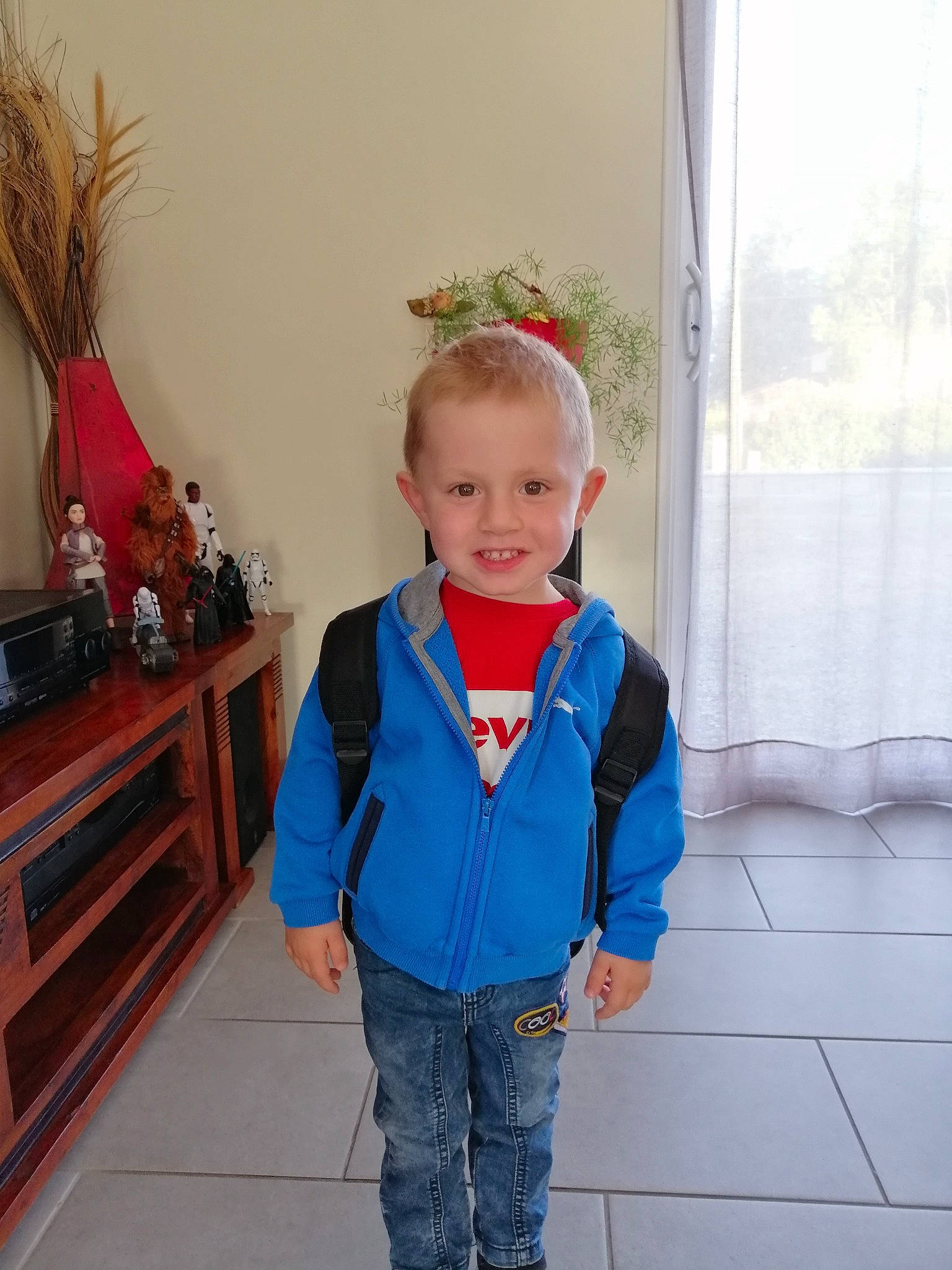 Nathan participe au concours pour gagner de l'argent avec cette photo : blue, child, child_model, denim, electric_blue, jacket, jeans, joy, outerwear, person, standing, toddler, trousers, vacation