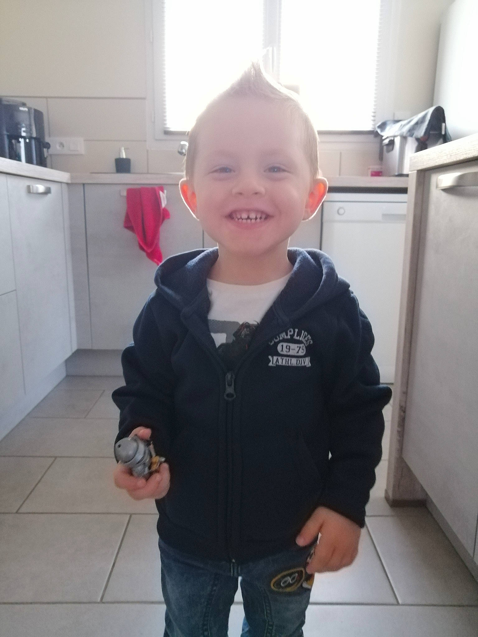 Nathan a rejoint le concours — aidez-le/la à gagner de superbes lots ! child, face, head, jacket, joint, joy, outerwear, person, photography, room, shoe, shoulder, skin, smile, snapshot, standing, t_shirt, toddler, vacation