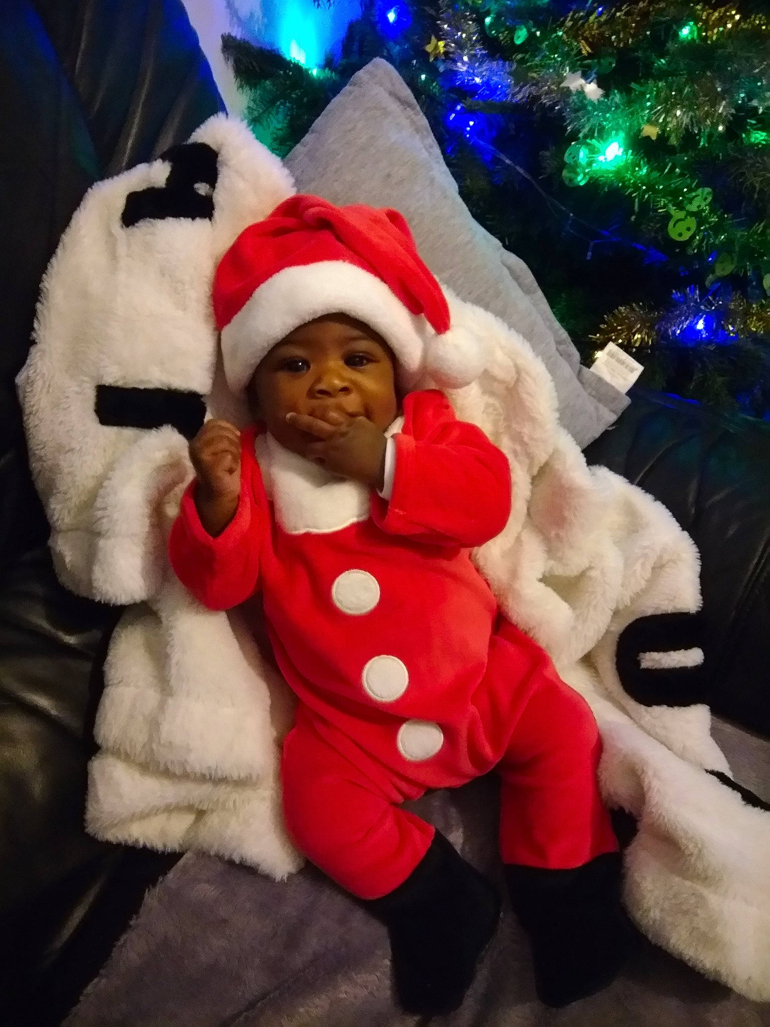 Ekora a rejoint le concours — aidez-le/la à gagner de superbes lots ! christmas, christmas_decoration, costume, event, fictional_character, fun, fur, headwear, holiday, lap, person, product, santa_claus