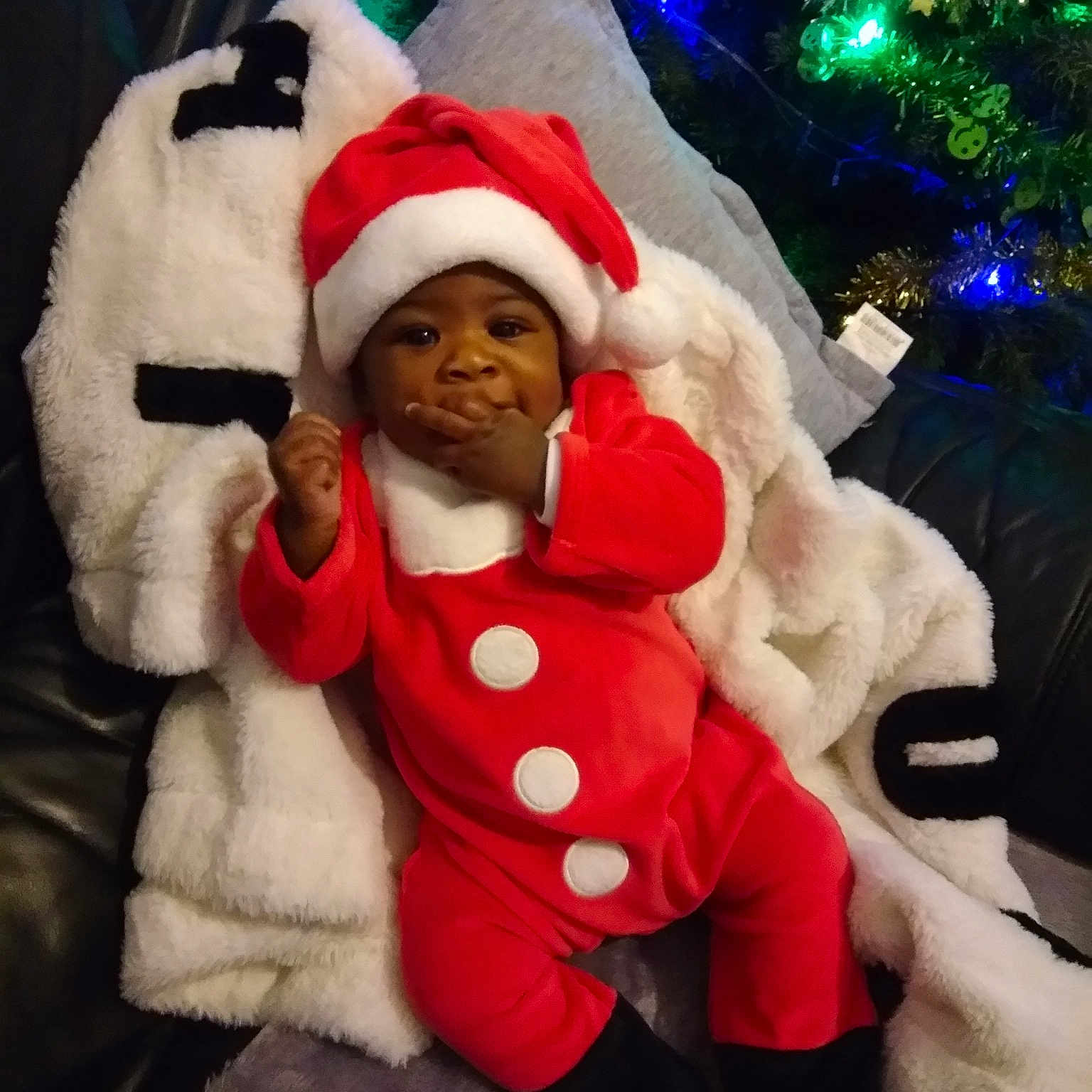 Ekora a rejoint le concours — aidez-le/la à gagner de superbes lots ! christmas, christmas_decoration, costume, event, fictional_character, fun, fur, headwear, holiday, lap, person, product, santa_claus