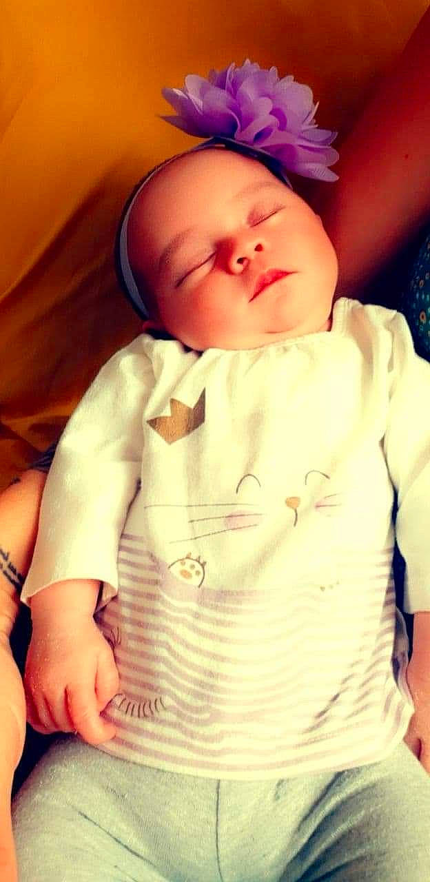 Kamila a rejoint le concours — aidez-le/la à gagner de superbes lots ! baby, baby_sleeping, baby_toddler_clothing, beauty, cheek, child, collar, comfort, eye, happy, hat, headwear, lip, nose, person, sitting, skin, sleeve, smile, thumb