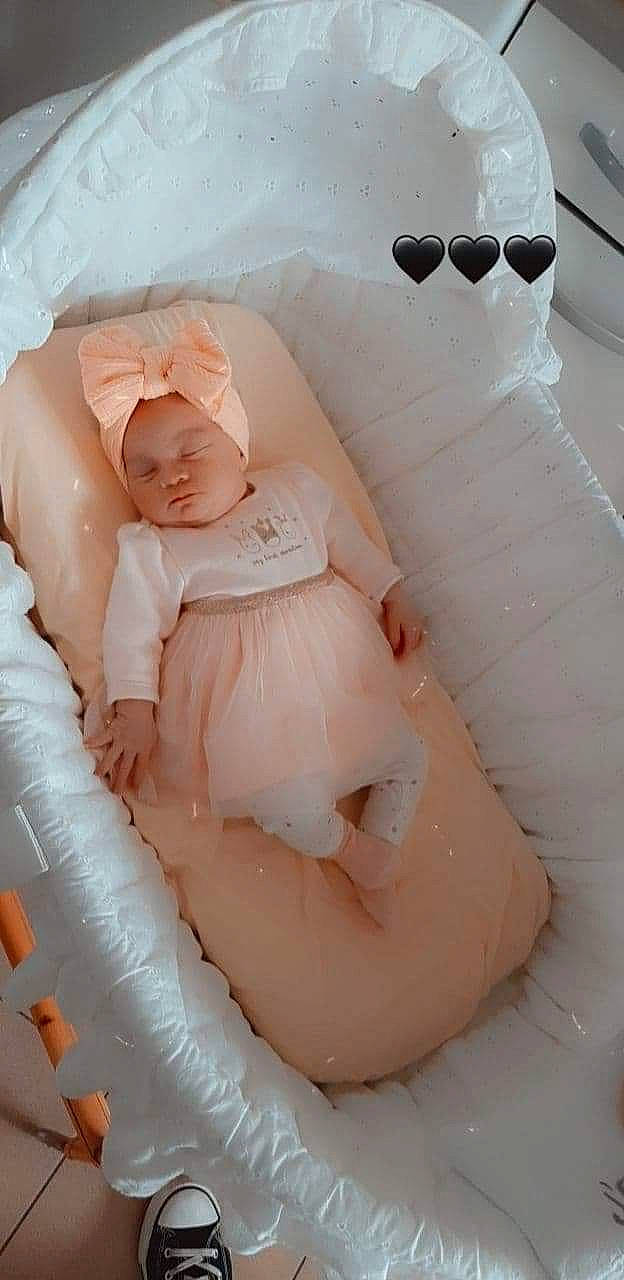 Kamila a rejoint le concours — aidez-le/la à gagner de superbes lots ! baby, baby_products, baby_toddler_clothing, bathing, bed, bedding, child, comfort, finger, flesh, flooring, hat, leg, linens, pattern, peach, person, pink, room, sleeve