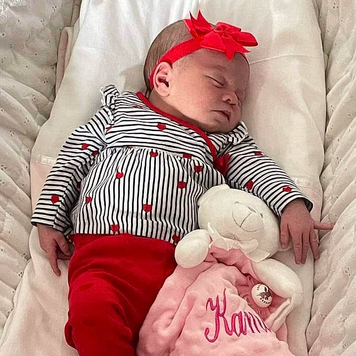Kamila participe au concours pour gagner de l'argent avec cette photo : baby, baby_products, baby_sleeping, baby_toddler_clothing, bedding, bedtime, cap, cheek, collar, comfort, face, facial_expression, happy, hat, human_body, linens, mouth, person, skin, sleeve