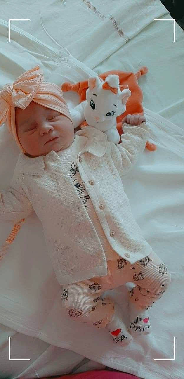 Kamila participe au concours pour gagner de l'argent avec cette photo : baby_toddler_clothing, blazer, bow_tie, doll, fashion_accessory, formal_wear, fur, happy, hat, headwear, jewellery, linens, pattern, peach, person, pink, sleeve, stuffed_toy, sun_hat, textile